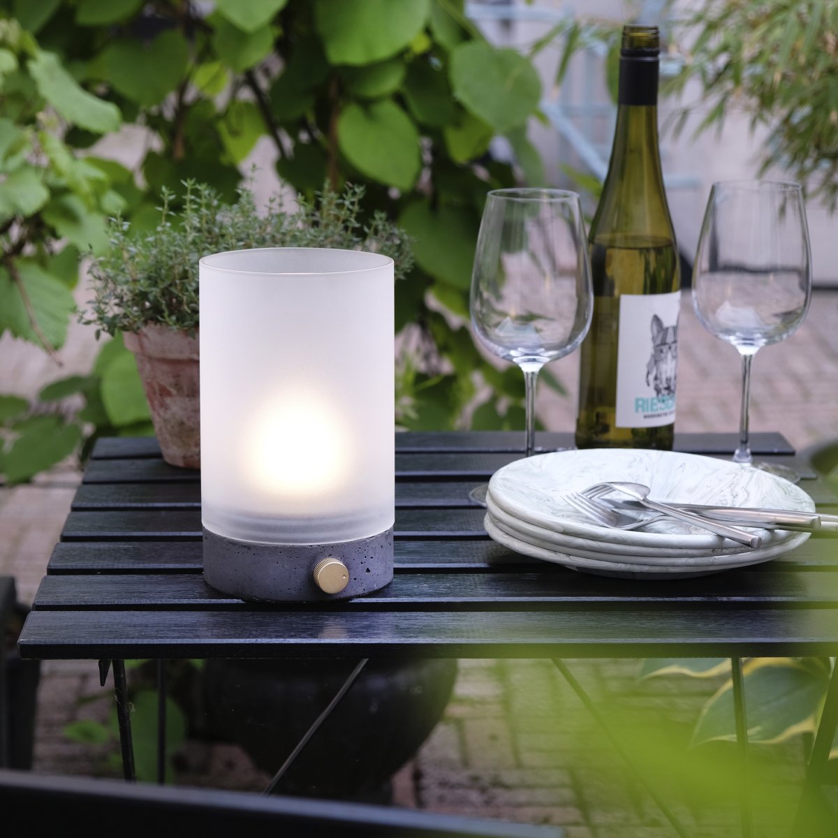 Cozy 20cm Gris portable De Dyberg Larsen - La lampe peut être réglée en continu et émet une lumière douce et chaleureuse, parfaite pour le salon, la chambre ou le bureau.