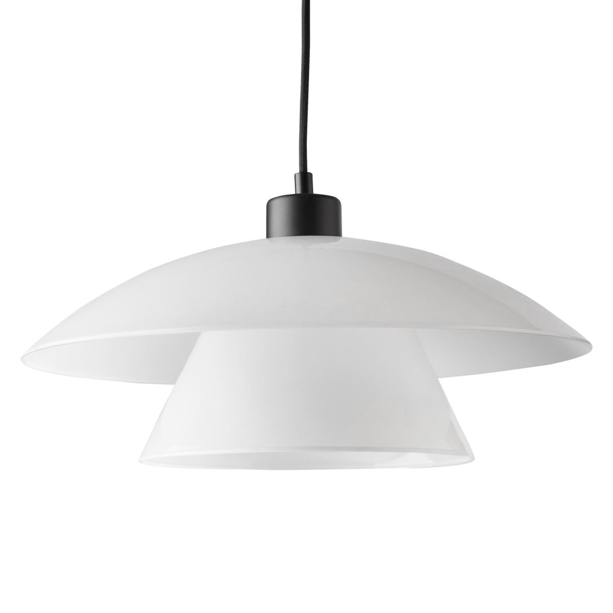 Norup Ø20 Noir suspension De Dyberg Larsen - L'abat-jour en verre opale &eacute;met une lumi&egrave;re douce et agr&eacute;able, et avec son design intemporel et ses mat&eacute;riaux soigneusement s&eacute;lectionn&eacute;s, la s&eacute;rie Norup est un bijou esth&eacute;tique.