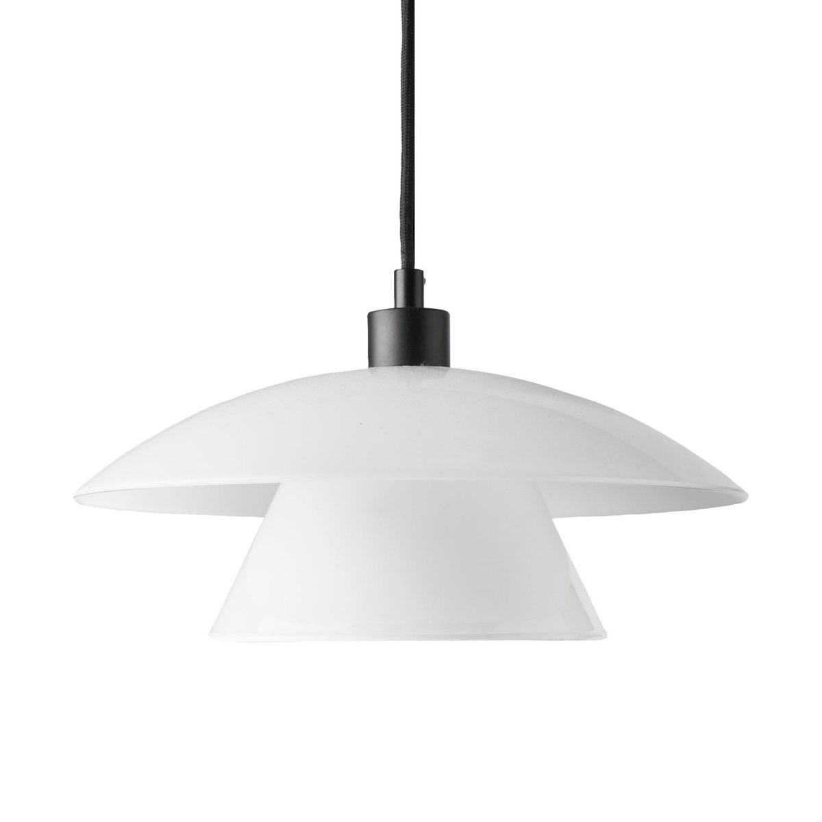 Norup Ø28 Noir suspension De Dyberg Larsen - L'abat-jour en verre opale émet une lumière douce et agréable, et avec son design intemporel et ses matériaux soigneusement sélectionnés, la série Norup apparaît comme un bijou esthétique.