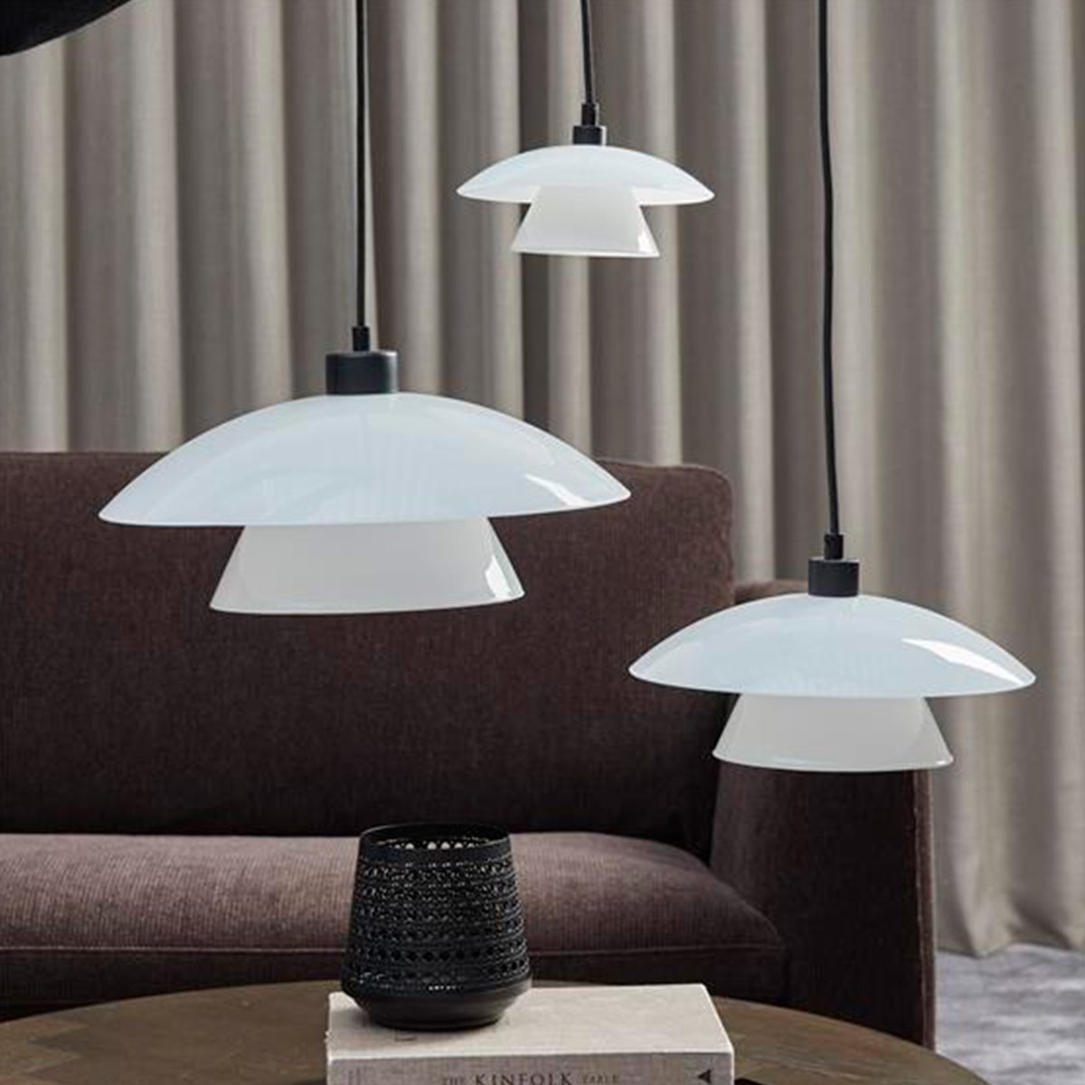 Norup Ø28 Noir suspension De Dyberg Larsen - L'abat-jour en verre opale émet une lumière douce et agréable, et avec son design intemporel et ses matériaux soigneusement sélectionnés, la série Norup apparaît comme un bijou esthétique.