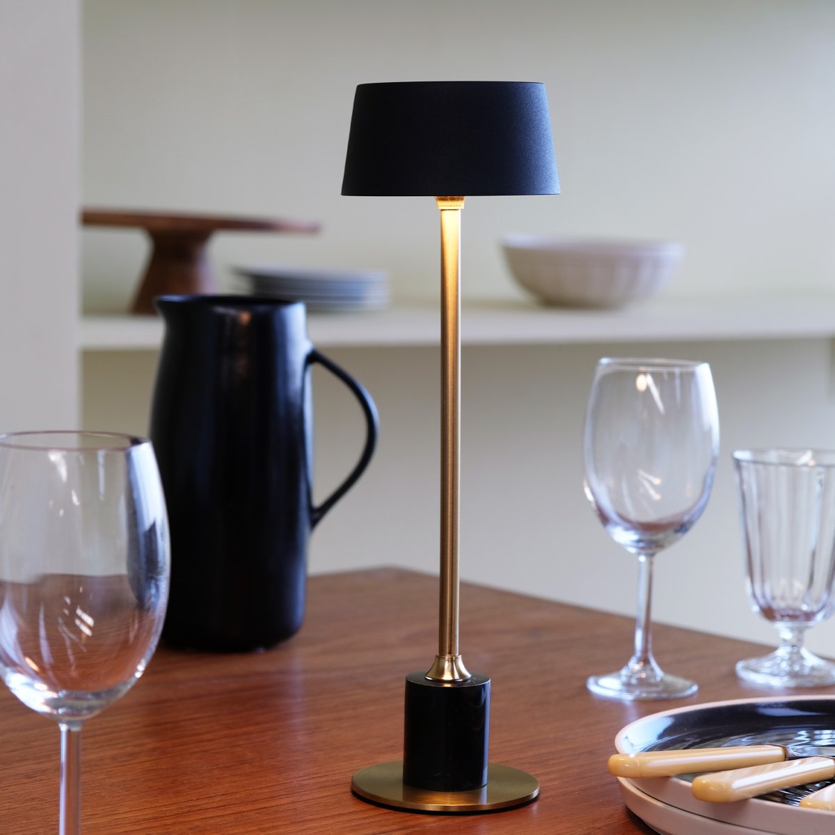 Yoyo LED 33cm Laiton portable De Dyberg Larsen - La fonction tactile douce sur le dessus contr&ocirc;le trois niveaux d'&eacute;clairage et le rend parfait pour les endroits avec un espace limit&eacute; - par exemple sur un rebord de fen&ecirc;tre &eacute;troit, sur une table plus petite ou en groupe sur la table &agrave; manger pour une d&eacute;coration de table &eacute;l&eacute;gante.