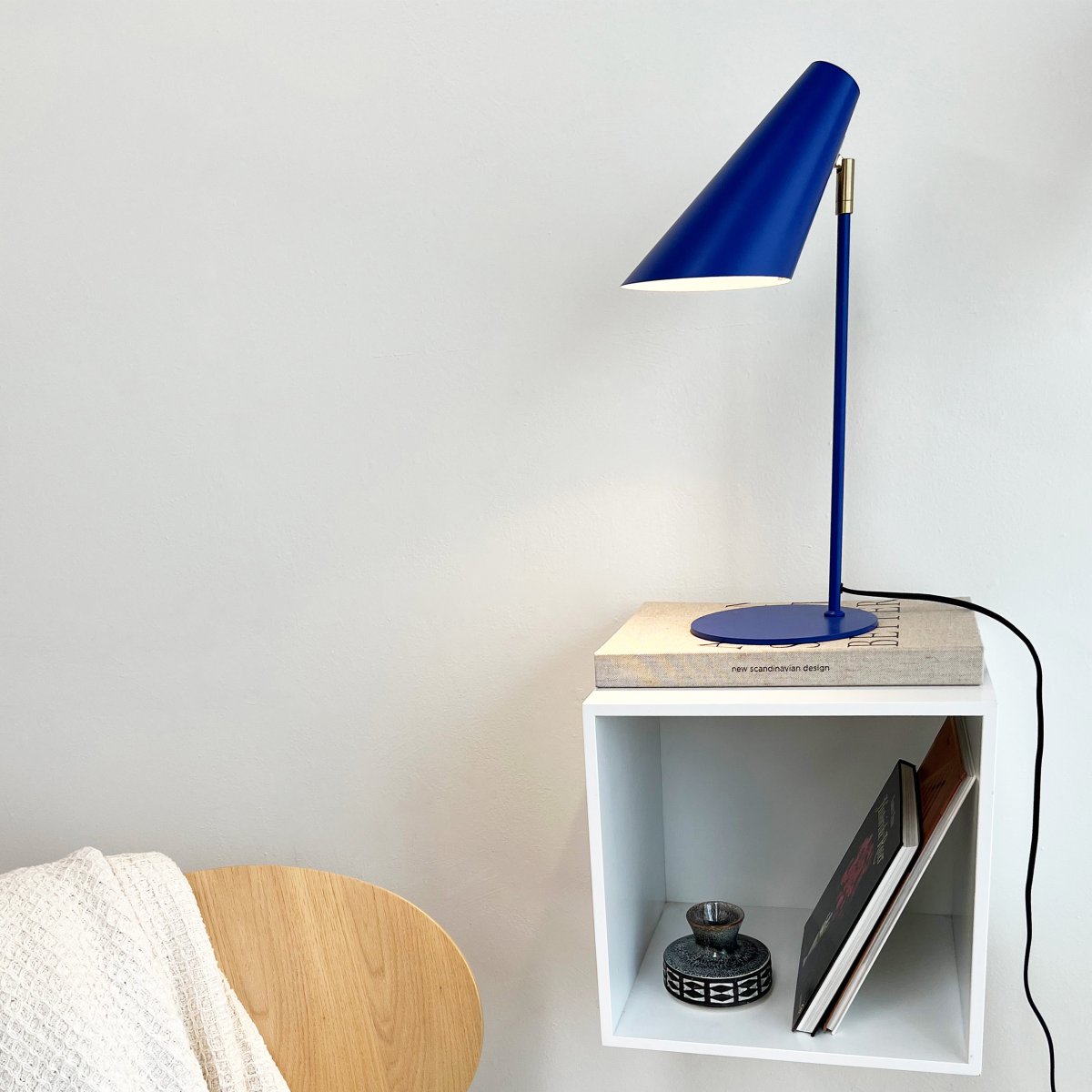 Cale 50cm Bleu foncé lampe de bureau De Dyberg Larsen - Parfait pour ajouter une touche de couleur et de personnalité à votre bureau ou table d'appoint tout en fournissant une lumière dirigée et confortable pour lire ou travailler.