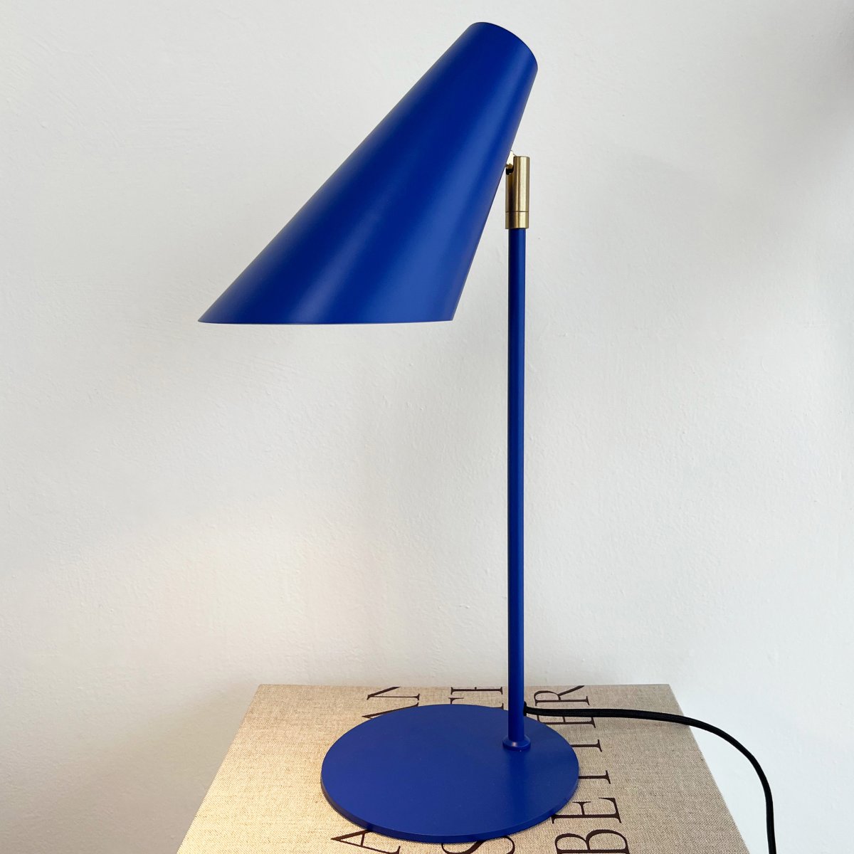 Cale 50cm Bleu foncé lampe de bureau De Dyberg Larsen - Parfait pour ajouter une touche de couleur et de personnalité à votre bureau ou table d'appoint tout en fournissant une lumière dirigée et confortable pour lire ou travailler.