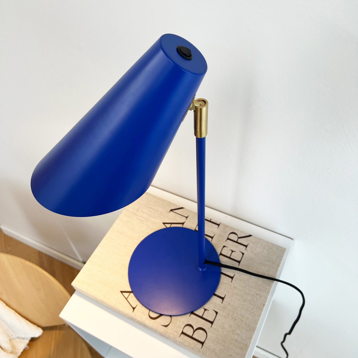 Cale 50cm Bleu foncé lampe de bureau De Dyberg Larsen - Parfait pour ajouter une touche de couleur et de personnalité à votre bureau ou table d'appoint tout en fournissant une lumière dirigée et confortable pour lire ou travailler.