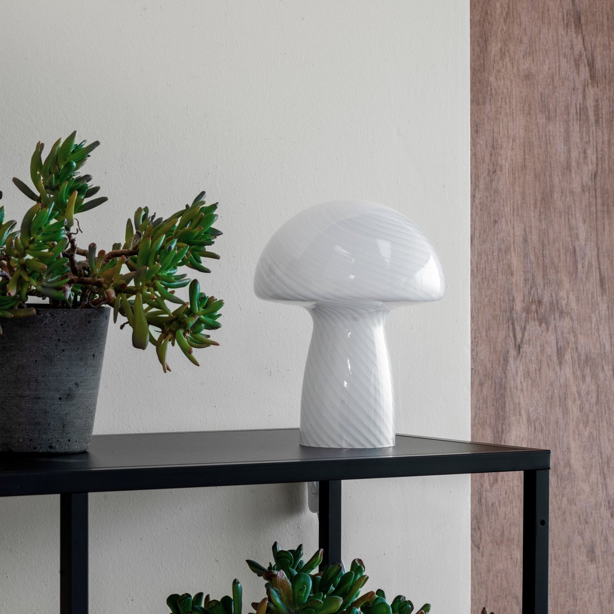Jenny 23cm Blanc lampe de table De Dyberg Larsen - Qu'elle soit plac&eacute;e sur une table d'appoint, un rebord de fen&ecirc;tre, une table de chevet ou un bureau, la lampe de table Jenny Mushroom est un accessoire parfait qui rehaussera votre int&eacute;rieur par son charme et son &eacute;l&eacute;gance.