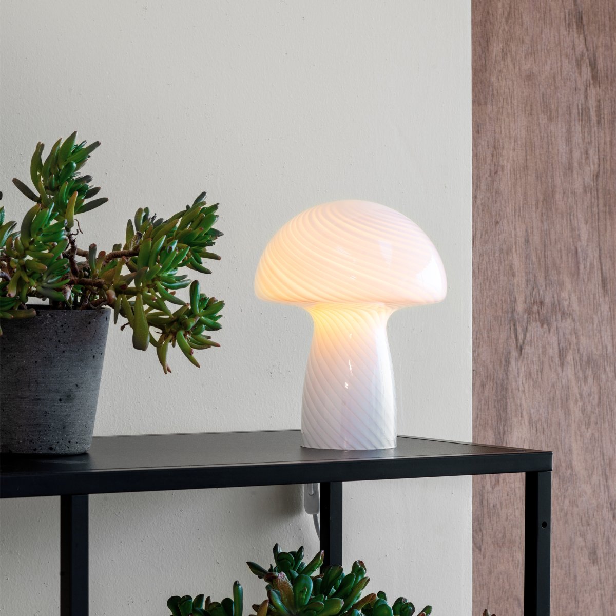 Jenny 23cm Blanc lampe de table De Dyberg Larsen - Qu'elle soit plac&eacute;e sur une table d'appoint, un rebord de fen&ecirc;tre, une table de chevet ou un bureau, la lampe de table Jenny Mushroom est un accessoire parfait qui rehaussera votre int&eacute;rieur par son charme et son &eacute;l&eacute;gance.