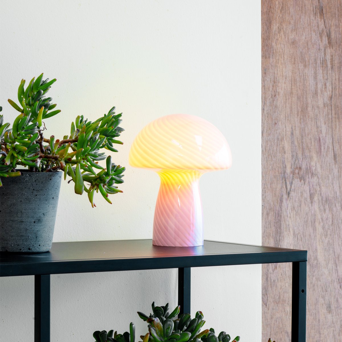 Jenny 23cm Rose lampe de table De Dyberg Larsen - Qu'elle soit plac&eacute;e sur une table d'appoint, un rebord de fen&ecirc;tre, une table de chevet ou un bureau, la lampe de table Jenny Mushroom est un accessoire parfait qui rehaussera votre int&eacute;rieur par son charme et son &eacute;l&eacute;gance.