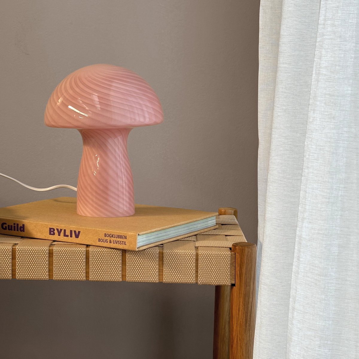 Jenny 23cm Rose lampe de table De Dyberg Larsen - Qu'elle soit plac&eacute;e sur une table d'appoint, un rebord de fen&ecirc;tre, une table de chevet ou un bureau, la lampe de table Jenny Mushroom est un accessoire parfait qui rehaussera votre int&eacute;rieur par son charme et son &eacute;l&eacute;gance.