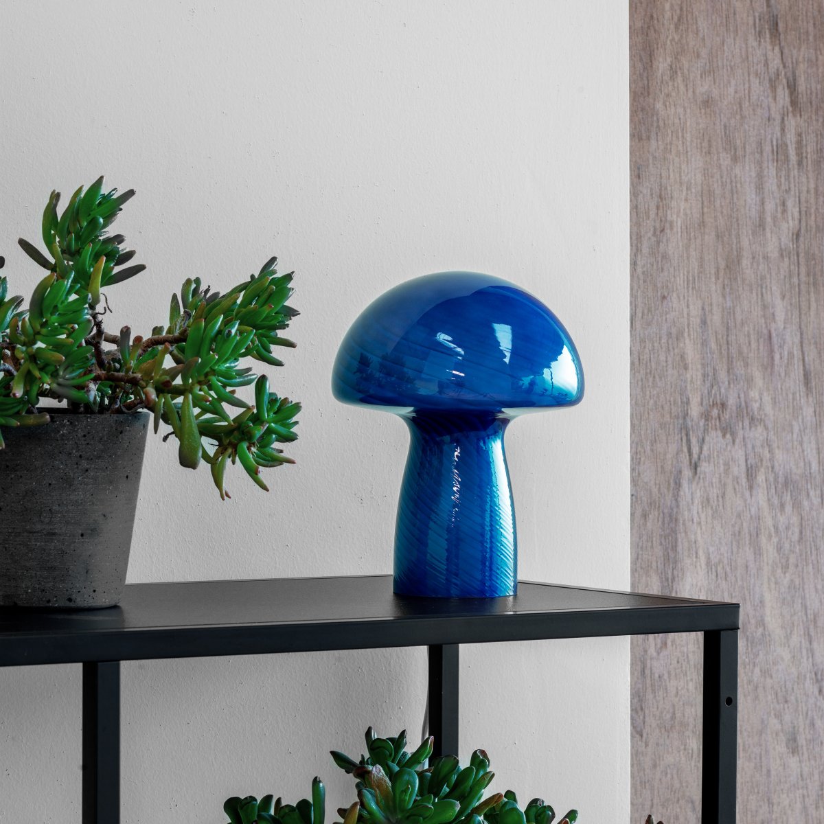 Jenny 23cm Bleu lampe de table De Dyberg Larsen - Qu'elle soit plac&eacute;e sur une table d'appoint, un rebord de fen&ecirc;tre, une table de chevet ou un bureau, la lampe de table Jenny Mushroom est un accessoire parfait qui rehaussera votre int&eacute;rieur par son charme et son &eacute;l&eacute;gance.