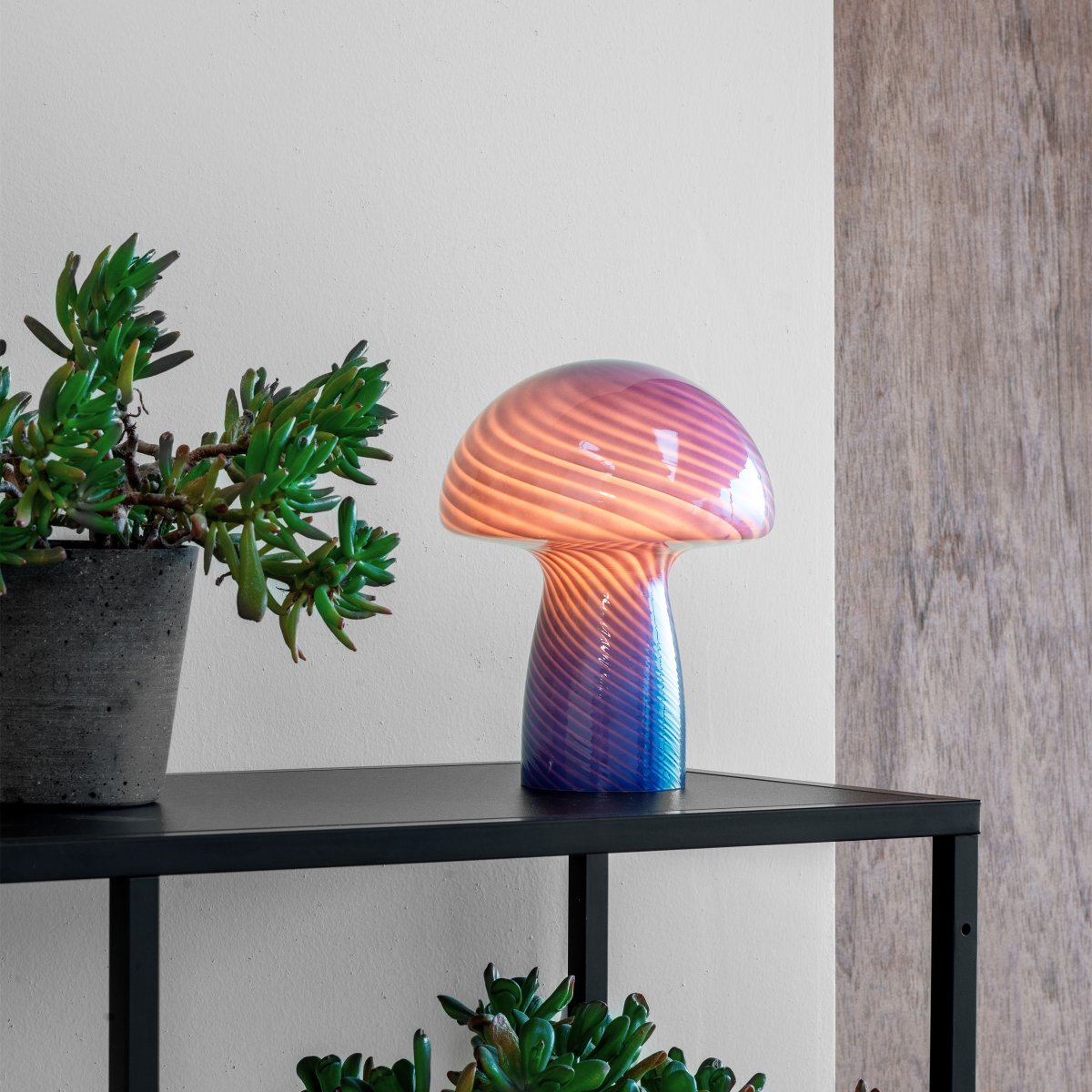 Jenny 23cm Bleu lampe de table De Dyberg Larsen - Qu'elle soit plac&eacute;e sur une table d'appoint, un rebord de fen&ecirc;tre, une table de chevet ou un bureau, la lampe de table Jenny Mushroom est un accessoire parfait qui rehaussera votre int&eacute;rieur par son charme et son &eacute;l&eacute;gance.