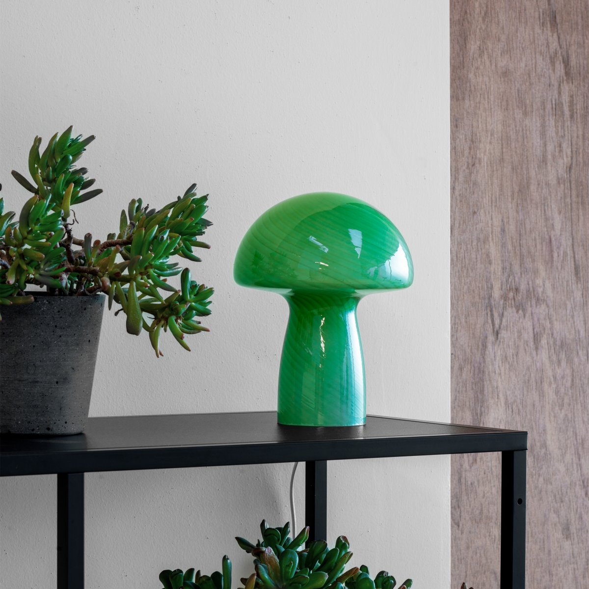Jenny 23cm Vert lampe de table De Dyberg Larsen - Qu'elle soit placée sur une table d'appoint, un rebord de fenêtre, une table de chevet ou un bureau, la lampe de table Jenny Mushroom est un accessoire parfait qui rehaussera votre intérieur par son charme et son élégance.
