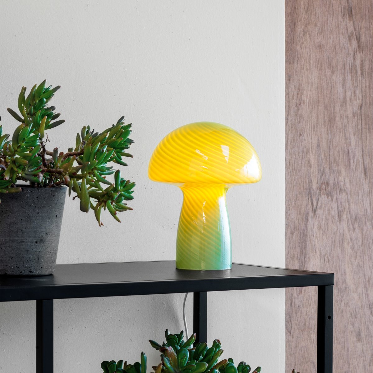 Jenny 23cm Vert lampe de table De Dyberg Larsen - Qu'elle soit placée sur une table d'appoint, un rebord de fenêtre, une table de chevet ou un bureau, la lampe de table Jenny Mushroom est un accessoire parfait qui rehaussera votre intérieur par son charme et son élégance.
