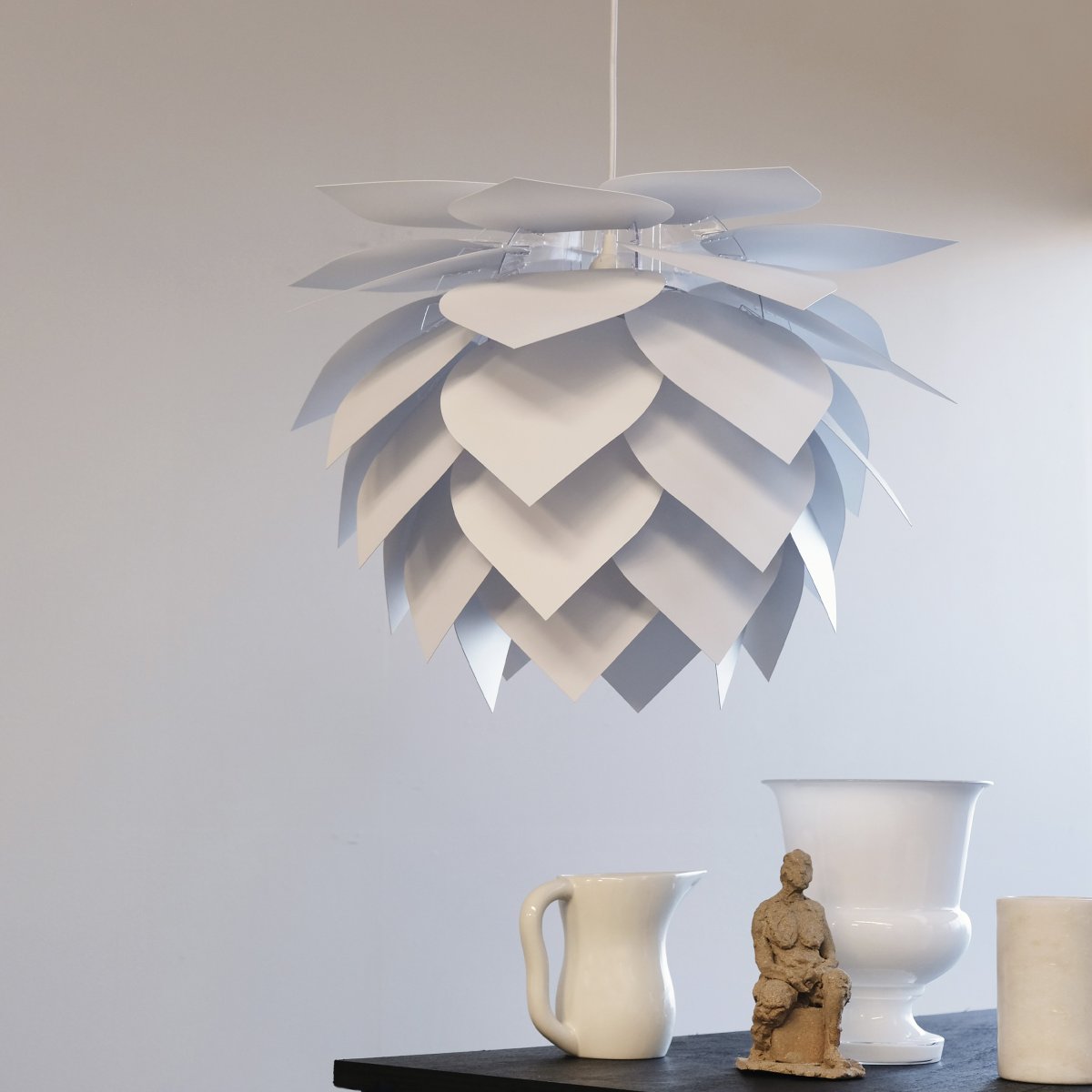 Illumin Ø45 Blanc suspension De Dyberg Larsen - Cette lampe DIY est facile à assembler en quelques minutes et offre une flexibilité avec des abat-jour interchangeables, vous permettant de mettre à jour le style de la lampe au fil du temps.