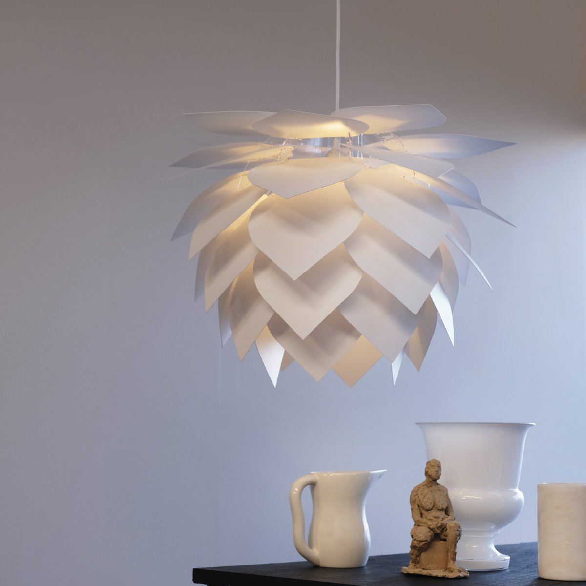 Illumin Ø45 Blanc suspension De Dyberg Larsen - Cette lampe DIY est facile à assembler en quelques minutes et offre une flexibilité avec des abat-jour interchangeables, vous permettant de mettre à jour le style de la lampe au fil du temps.