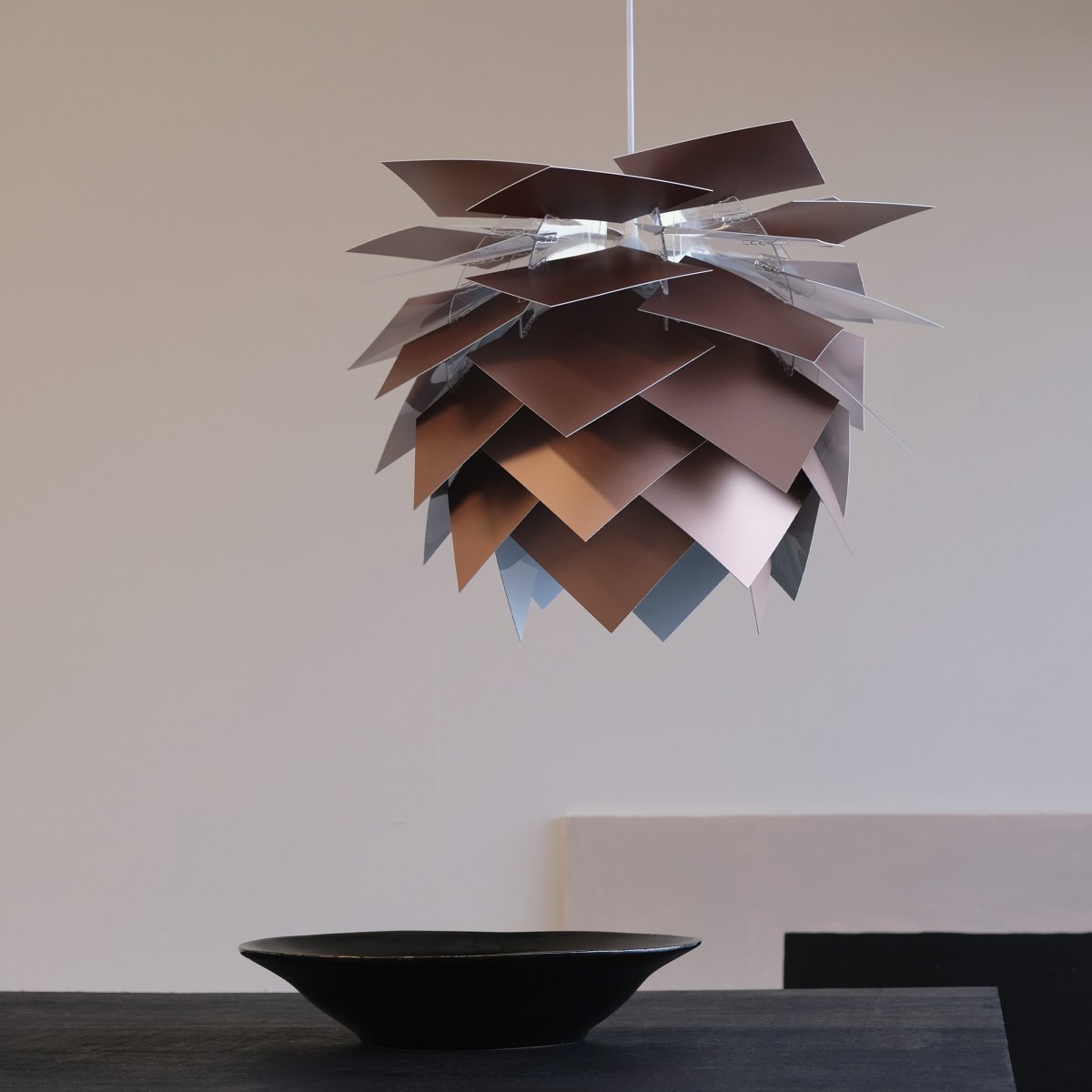 Illumin Ø45 Cuivre suspension De Dyberg Larsen - Cette lampe DIY est facile &agrave; assembler en quelques minutes et offre une flexibilit&eacute; avec ses abat-jour blancs et cuivr&eacute;s, vous permettant de mettre &agrave; jour le style de la lampe au fil du temps.