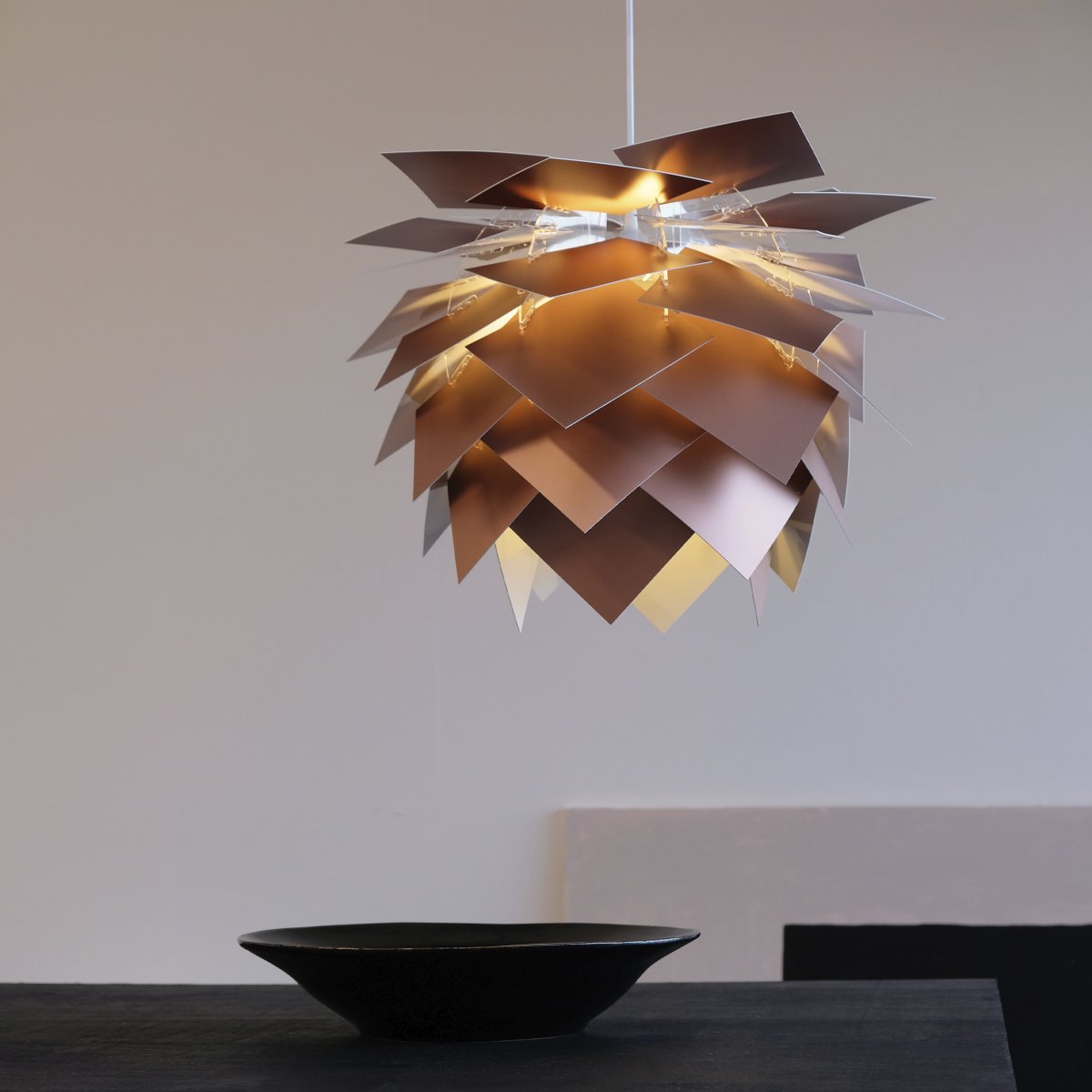 Illumin Ø45 Cuivre suspension De Dyberg Larsen - Cette lampe DIY est facile &agrave; assembler en quelques minutes et offre une flexibilit&eacute; avec ses abat-jour blancs et cuivr&eacute;s, vous permettant de mettre &agrave; jour le style de la lampe au fil du temps.