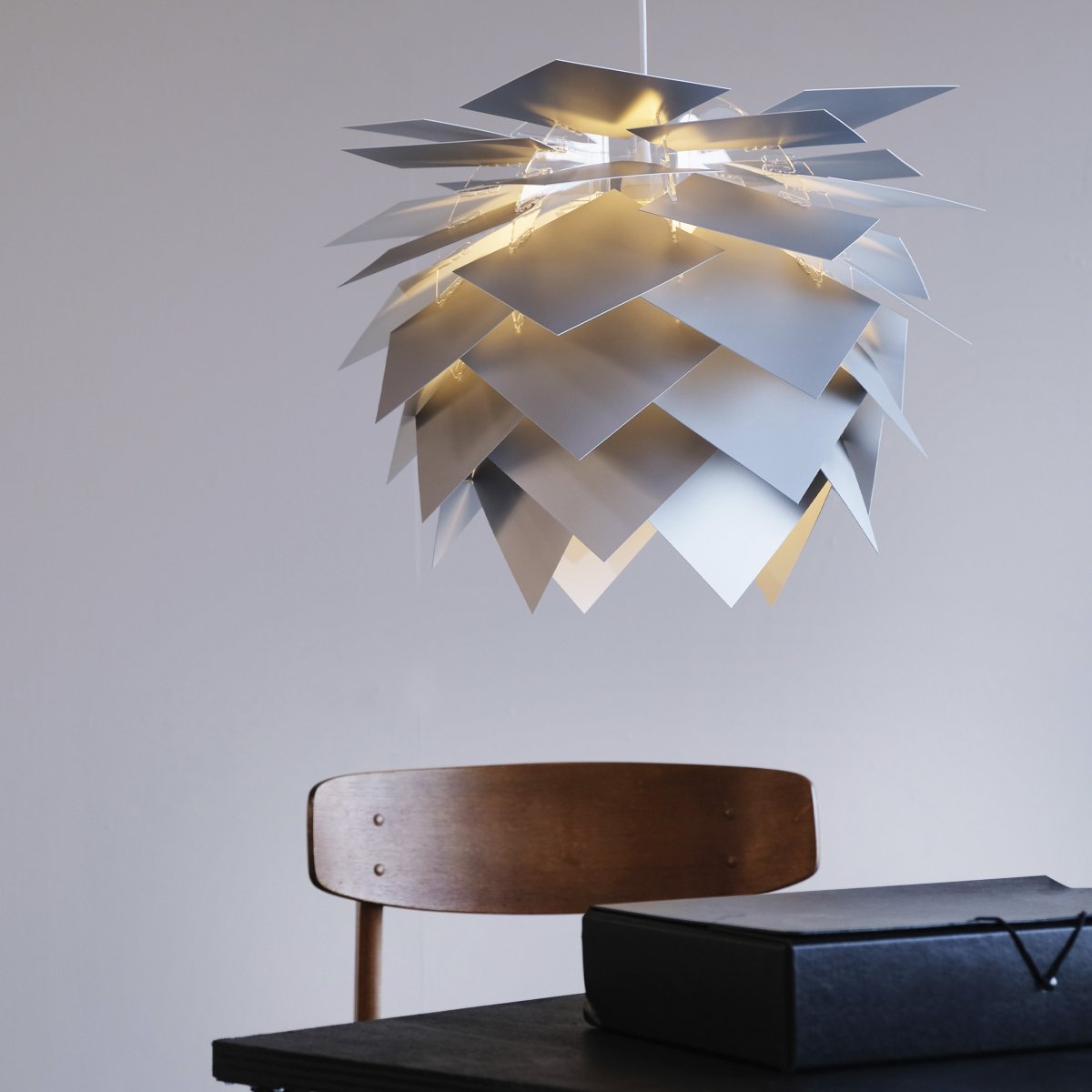 Illumin Ø45 Aluminium suspension De Dyberg Larsen - Illumin est une &eacute;l&eacute;gante lampe DIY qui allie fonctionnalit&eacute; et design danois.
