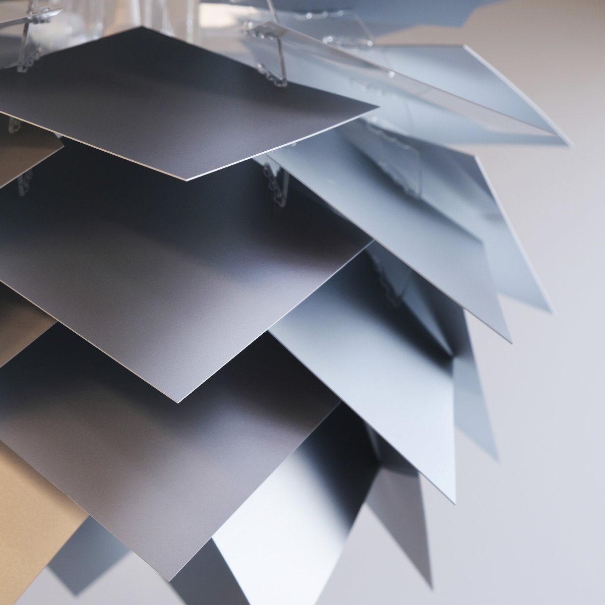 Illumin Ø45 Aluminium suspension De Dyberg Larsen - Illumin est une &eacute;l&eacute;gante lampe DIY qui allie fonctionnalit&eacute; et design danois.