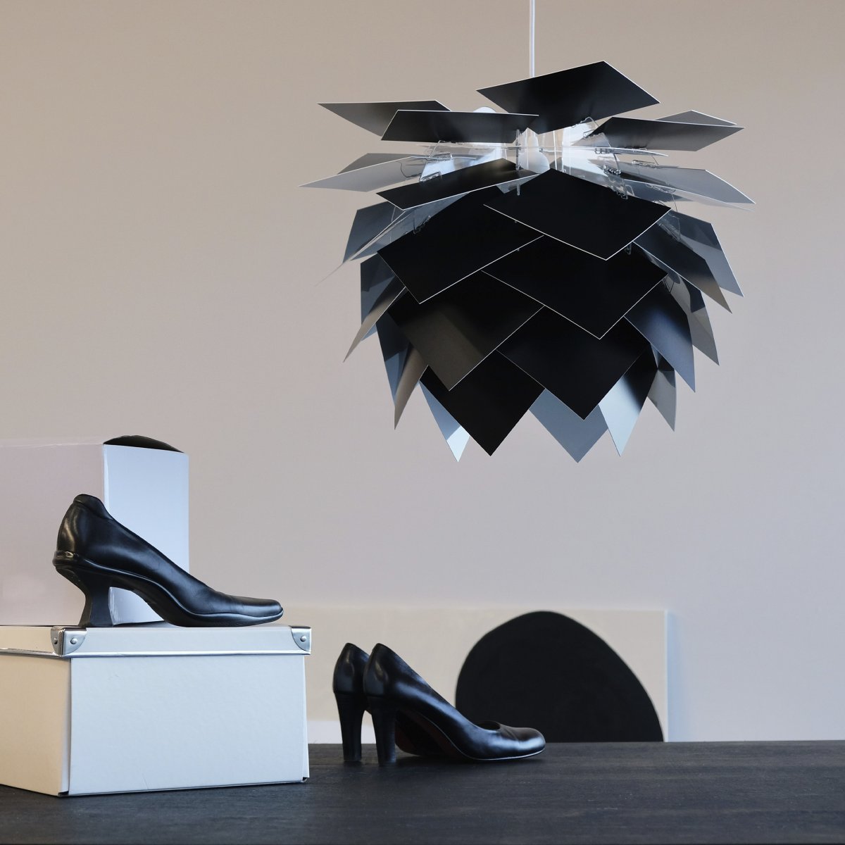 Illumin Ø45 Noir suspension De Dyberg Larsen - La lampe est livrée dans une élégante boîte noire avec une cloche de plafond Rosetta unique, un câble en tissu de 3 mètres et des pièces que vous pouvez facilement assembler vous-même.