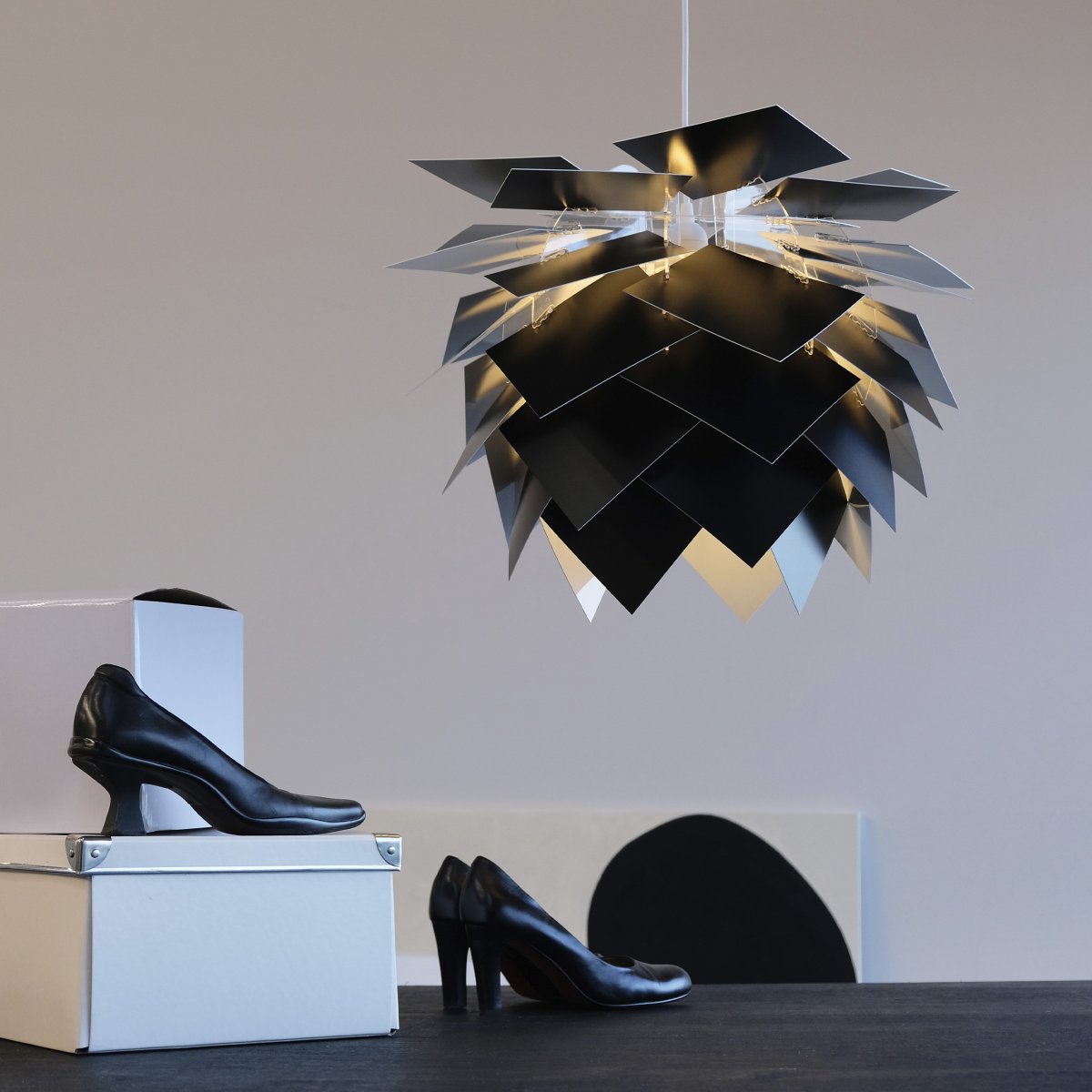 Illumin Ø45 Noir suspension De Dyberg Larsen - La lampe est livrée dans une élégante boîte noire avec une cloche de plafond Rosetta unique, un câble en tissu de 3 mètres et des pièces que vous pouvez facilement assembler vous-même.