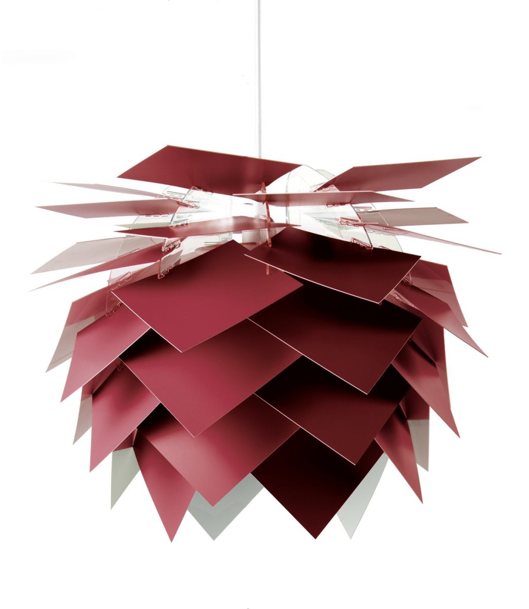 Illumin Ø45 Rouge foncé suspension De Dyberg Larsen - La lampe est livr&eacute;e dans une &eacute;l&eacute;gante bo&icirc;te noire avec une cloche de plafond Rosetta, un cadre robuste, 40 composants et un c&acirc;ble textile blanc de 3 m&egrave;tres de long avec support de lampe.