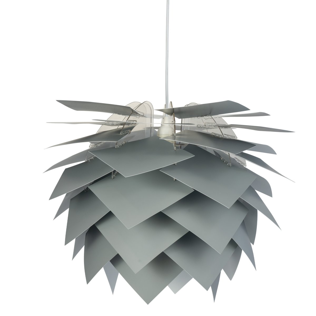 Illumin Ø45 Gris suspension De Dyberg Larsen - La lampe est livrée dans une élégante boîte avec un cadre de lampe, 40 feuilles qui forment l'abat-jour, un câble en tissu de 3 mètres de long et notre capuchon de plafond Rosetta unique, qui convient à toutes les pentes de plafond jusqu'à 45 degrés.