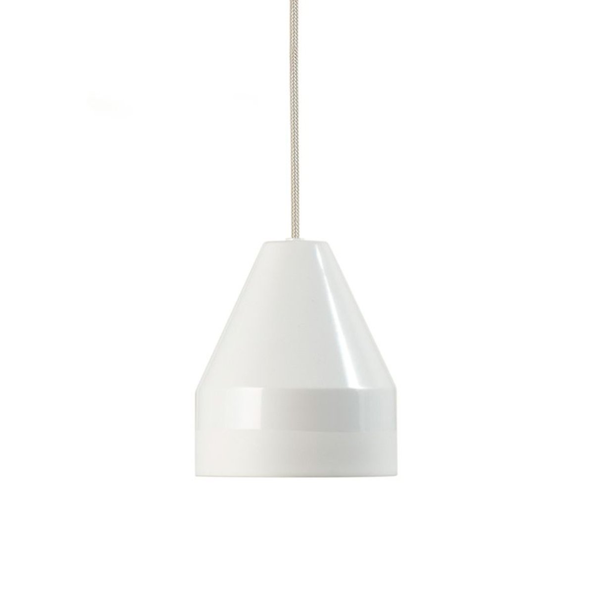 Crayon Ø30 Blanc suspension De Dyberg Larsen - Un mélange parfait de fantaisie et de style, Crayon est la lampe parfaite pour ceux qui recherchent quelque chose qui illumine et ajoute du caractère à leur maison.