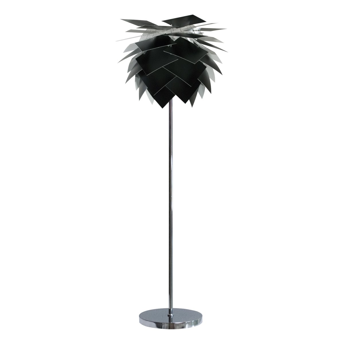 Pineapple Noir lampadaire De Dyberg Larsen - La forme sculpturale, inspirée de la structure de l'ananas, crée un beau jeu de lumière à travers les feuilles qui se chevauchent et ajoute une touche élégante à votre maison.