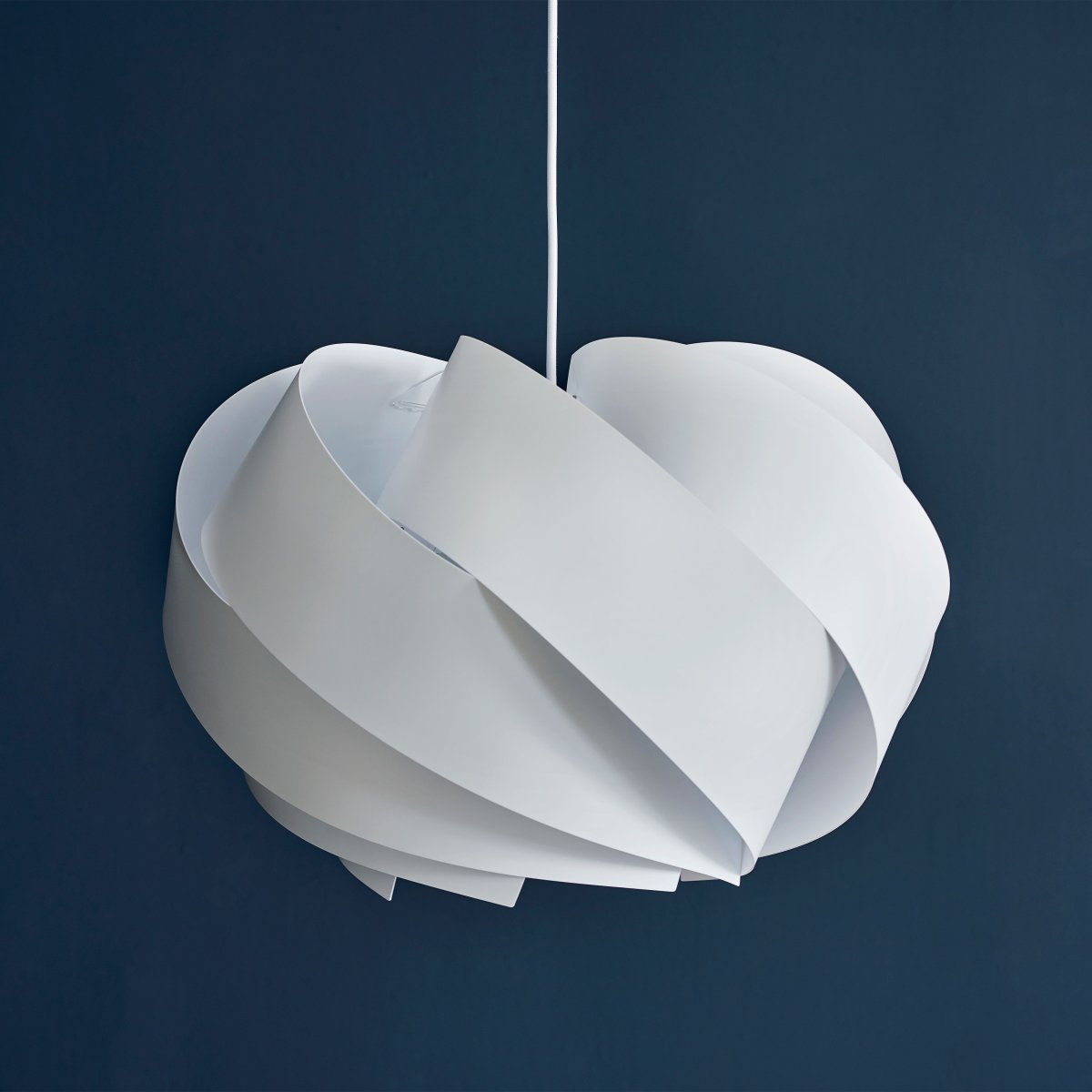 Boleo Ø50 Blanc suspension De Dyberg Larsen - La lampe Boleo est une élégante suspension caractérisée par sa forme douce et ronde, qui diffuse une lumière harmonieuse et agréable.