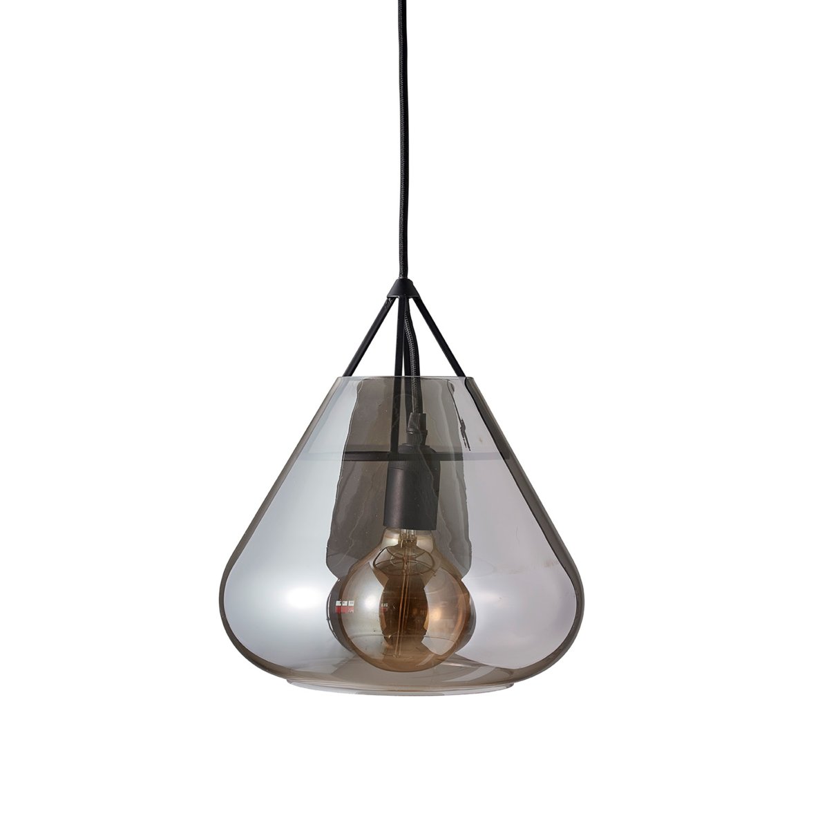 Volta Ø26 Noir suspension De Dyberg Larsen - La suspension Volta de Dyberg Larsen associe un élégant verre fumé à du métal mat pour créer une suspension qui est à la fois une icône du design et une source de lumière fonctionnelle.
