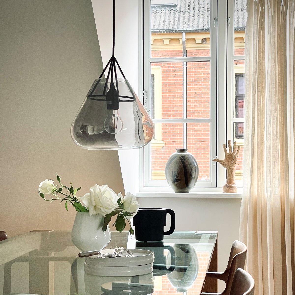 Volta Ø26 Noir suspension De Dyberg Larsen - La suspension Volta de Dyberg Larsen associe un élégant verre fumé à du métal mat pour créer une suspension qui est à la fois une icône du design et une source de lumière fonctionnelle.
