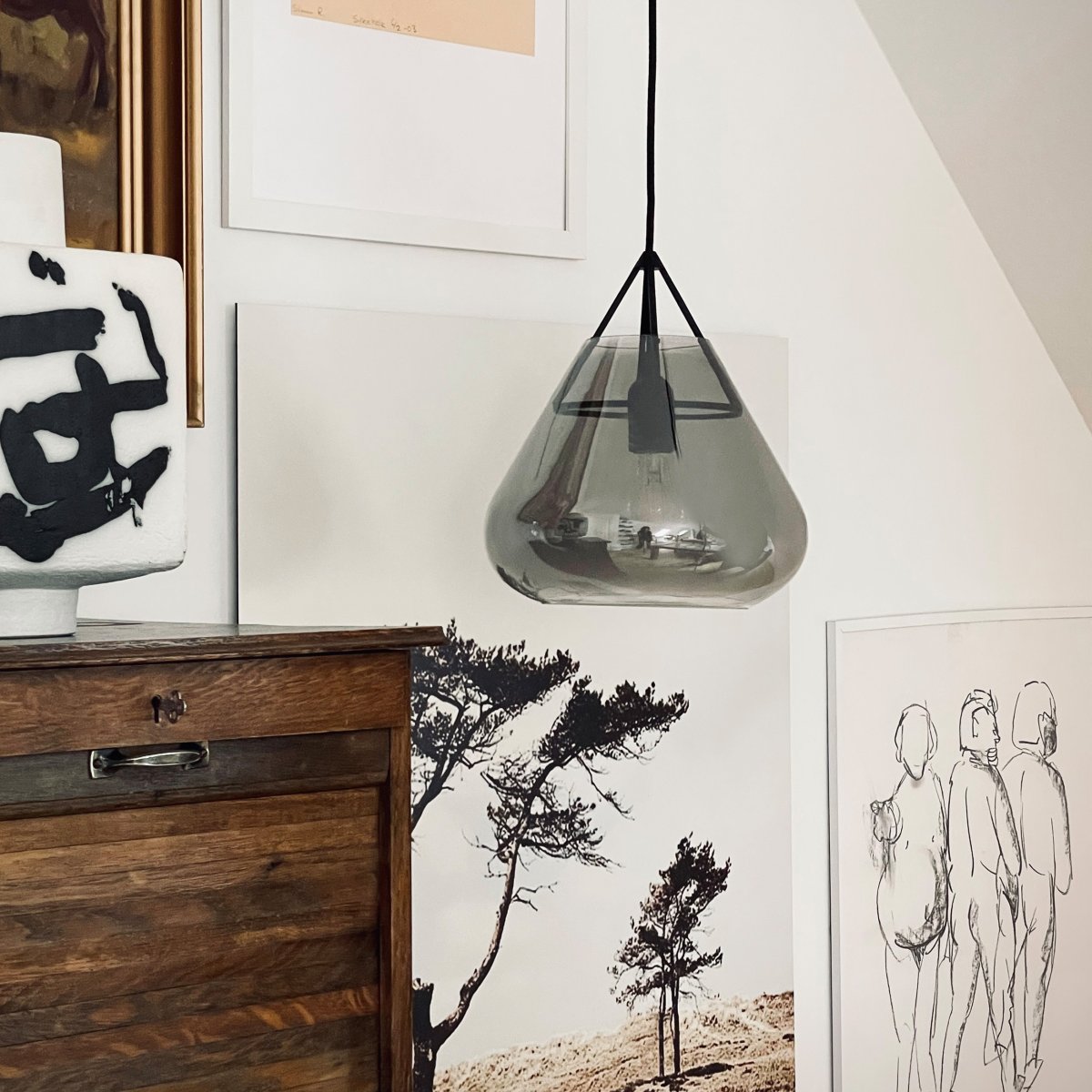 Volta Ø26 Noir suspension De Dyberg Larsen - La suspension Volta de Dyberg Larsen associe un élégant verre fumé à du métal mat pour créer une suspension qui est à la fois une icône du design et une source de lumière fonctionnelle.