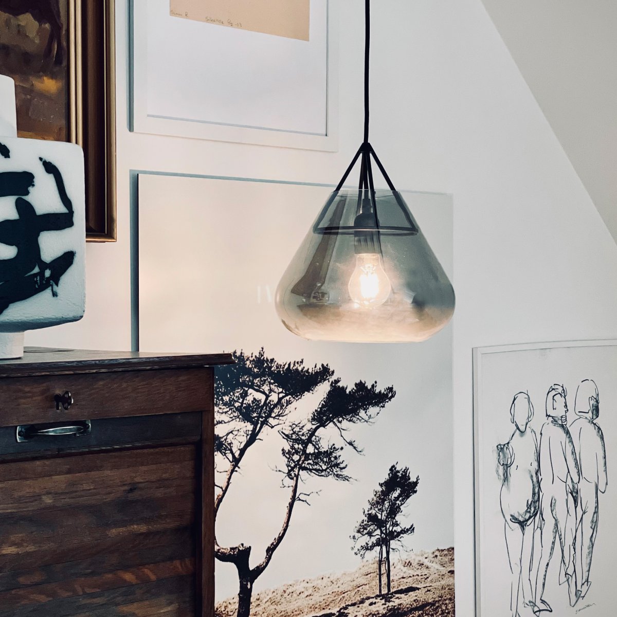 Volta Ø26 Noir suspension De Dyberg Larsen - La suspension Volta de Dyberg Larsen associe un élégant verre fumé à du métal mat pour créer une suspension qui est à la fois une icône du design et une source de lumière fonctionnelle.