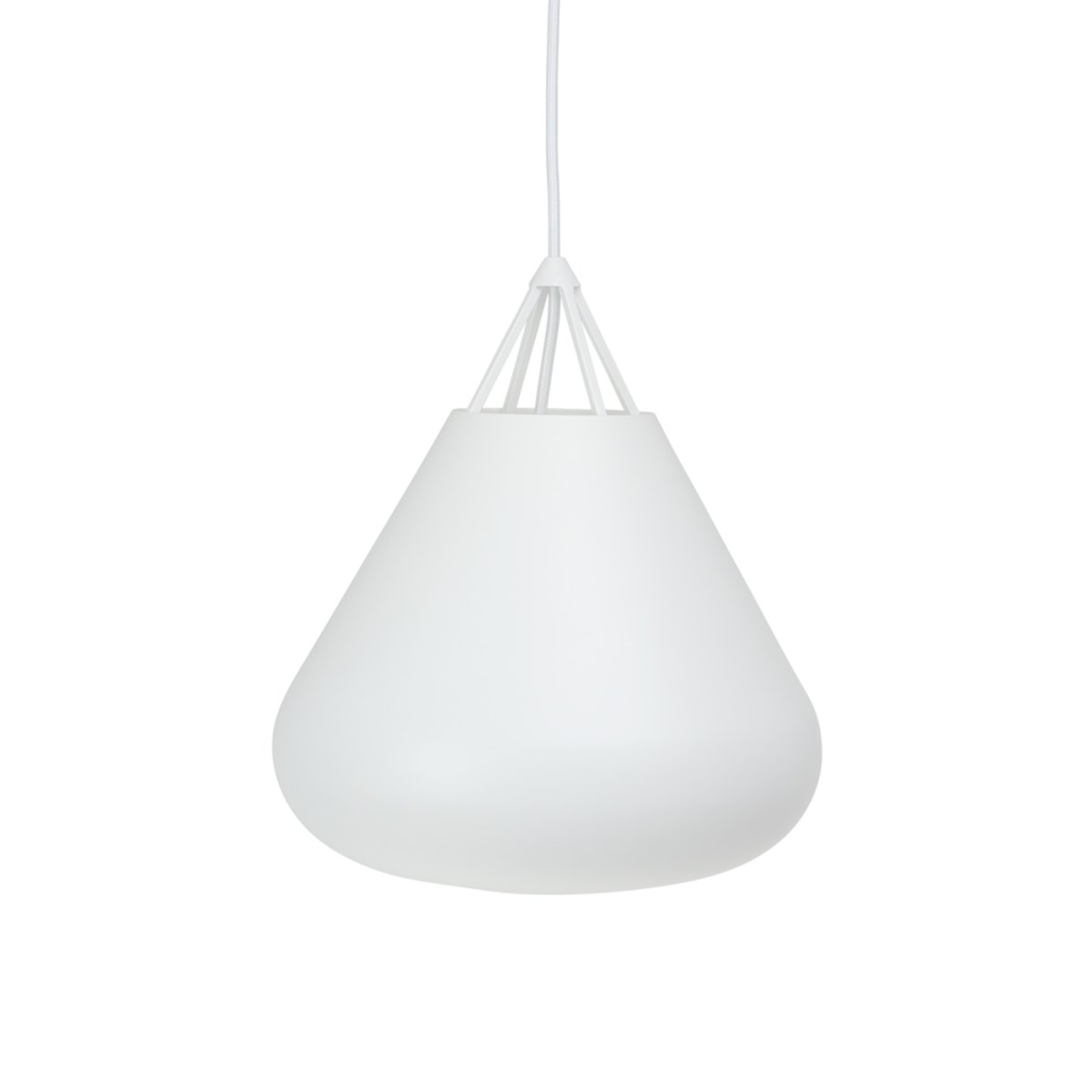 Volta Ø26 Blanc suspension De Dyberg Larsen - Inspiré par la courbure d'un dôme, Volta diffuse une lumière focalisée vers le bas, tandis que l'ouverture en haut crée un jeu de lumière décoratif de haut en bas dans la pièce.