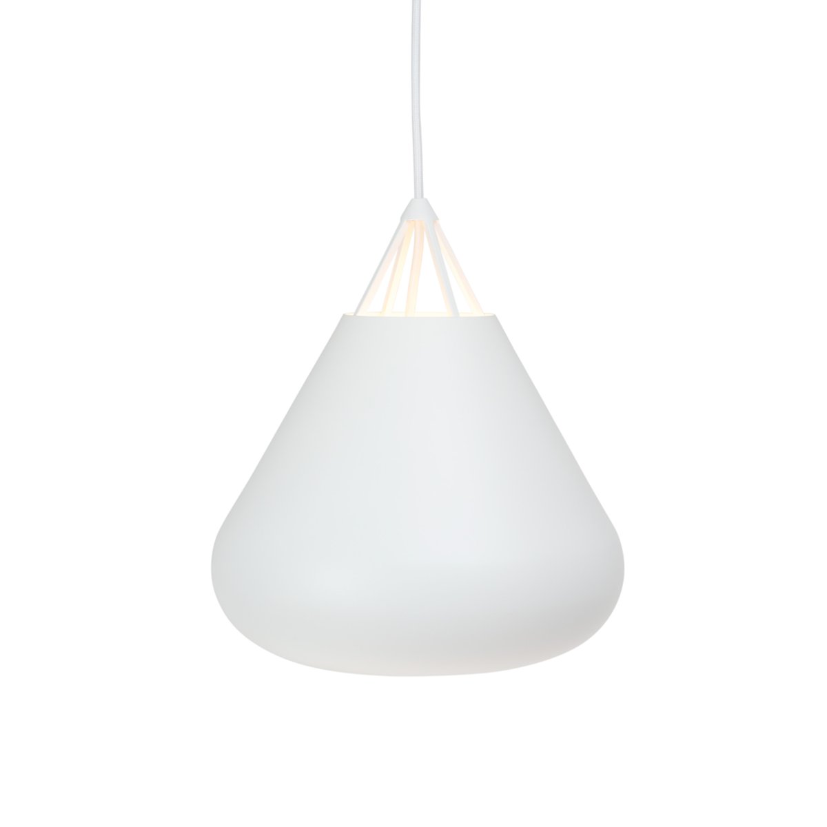 Volta Ø26 Blanc suspension De Dyberg Larsen - Inspiré par la courbure d'un dôme, Volta diffuse une lumière focalisée vers le bas, tandis que l'ouverture en haut crée un jeu de lumière décoratif de haut en bas dans la pièce.