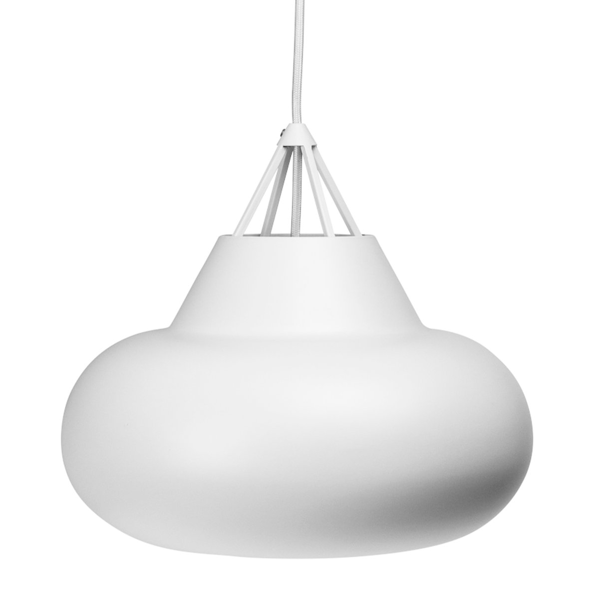 Polo Ø30 Blanc suspension De Dyberg Larsen - Inspiré par la courbure d'un dôme, Polo diffuse une lumière focalisée vers le bas, tandis que le dessus ouvert crée un jeu de lumière décoratif qui brille à la fois vers le haut et vers le bas.