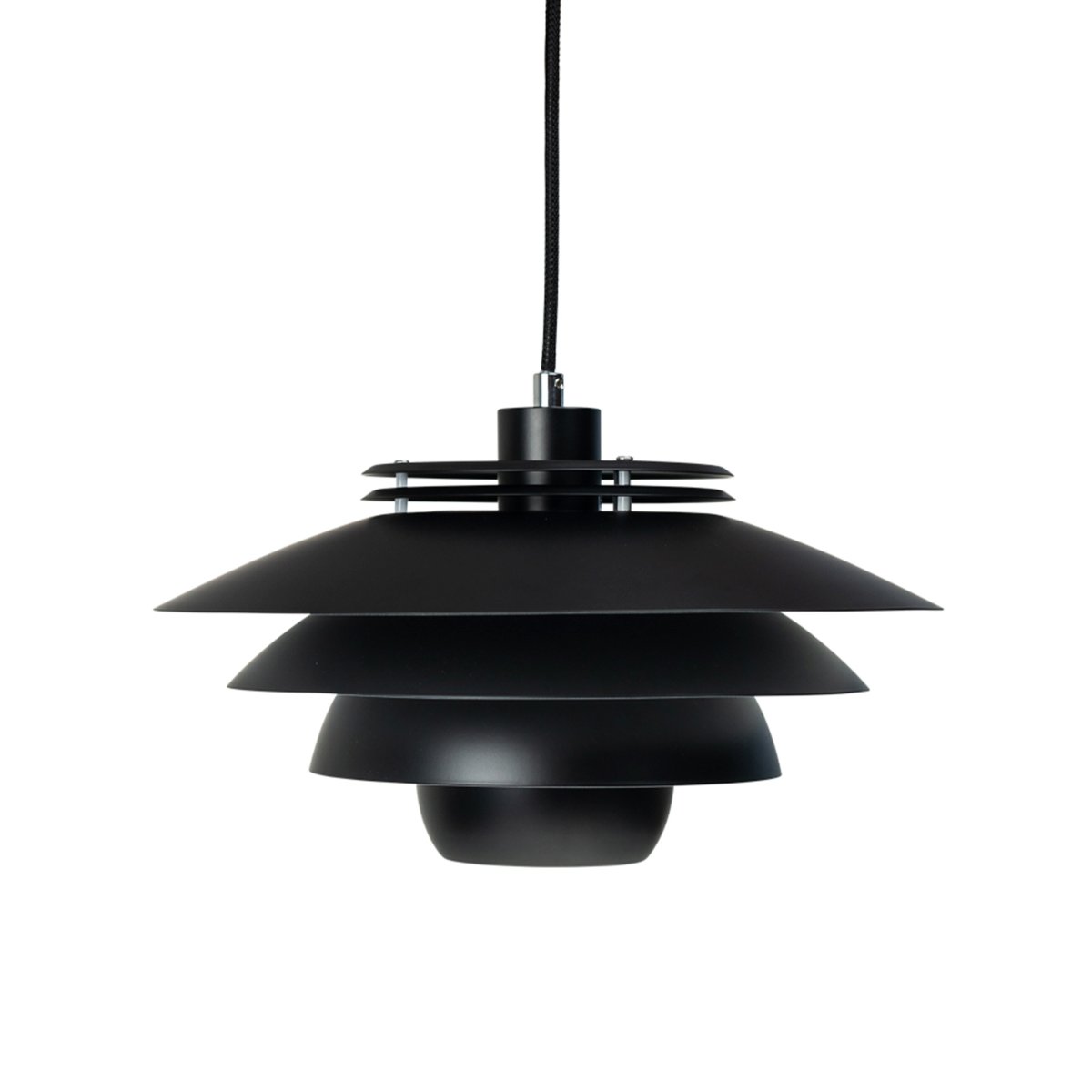 Ejka Ø38 Noir suspension De Dyberg Larsen - La suspension Ejka est à la fois belle et fonctionnelle, émettant une lumière capable d'illuminer toute la pièce.