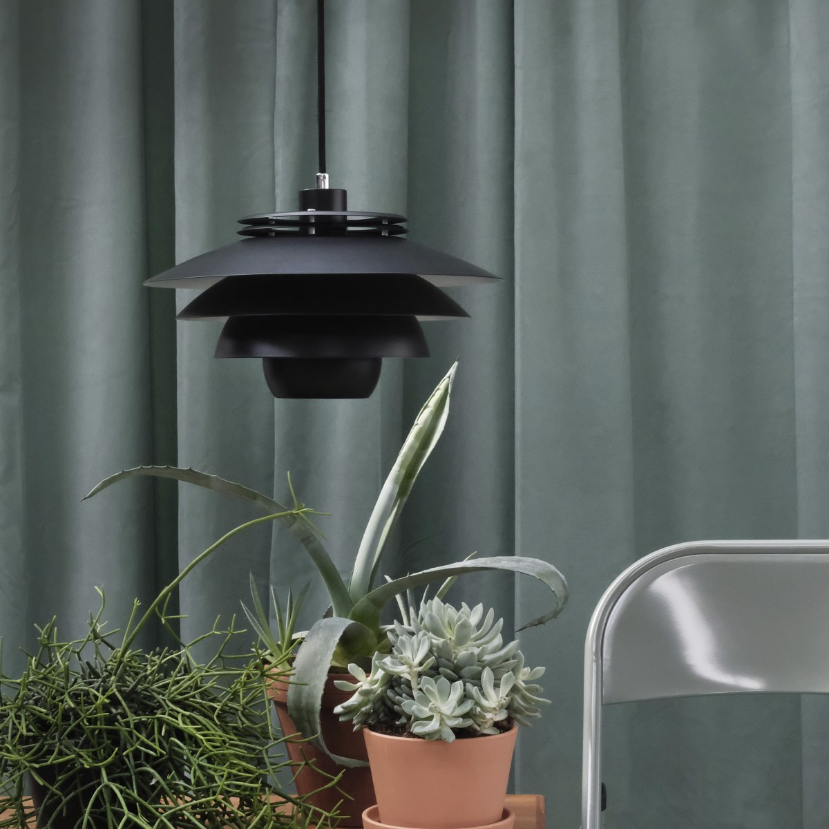 Ejka Ø38 Noir suspension De Dyberg Larsen - La suspension Ejka est à la fois belle et fonctionnelle, émettant une lumière capable d'illuminer toute la pièce.