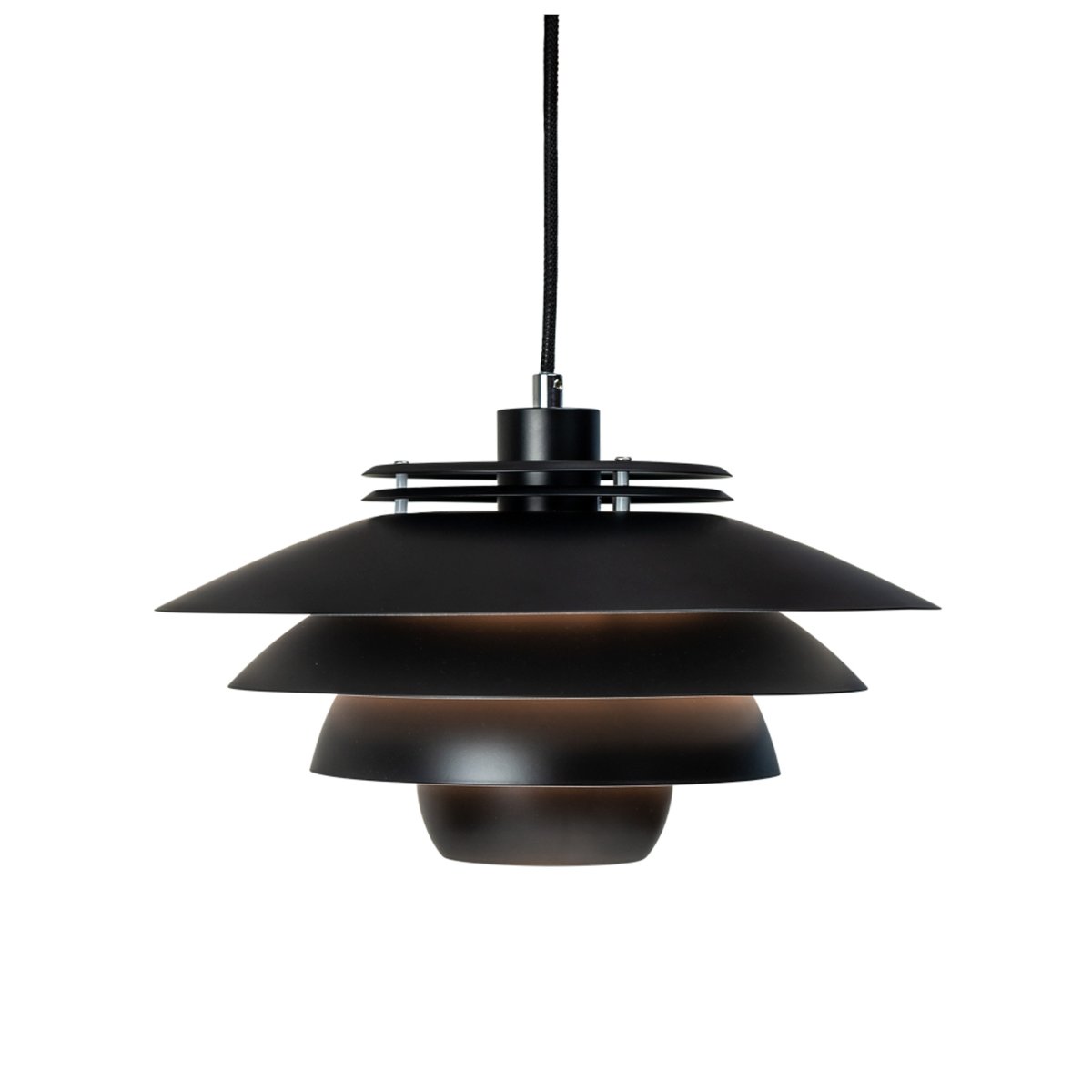 Ejka Ø38 Noir suspension De Dyberg Larsen - La suspension Ejka est à la fois belle et fonctionnelle, émettant une lumière capable d'illuminer toute la pièce.