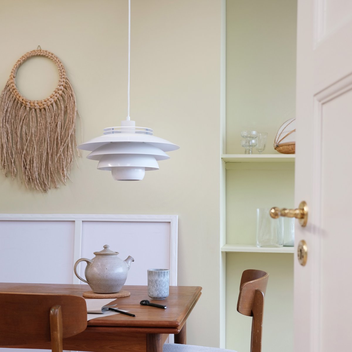 Ejka Ø38 Blanc suspension De Dyberg Larsen - La suspension Ejka est à la fois belle et fonctionnelle, émettant une lumière capable d'illuminer toute la pièce.