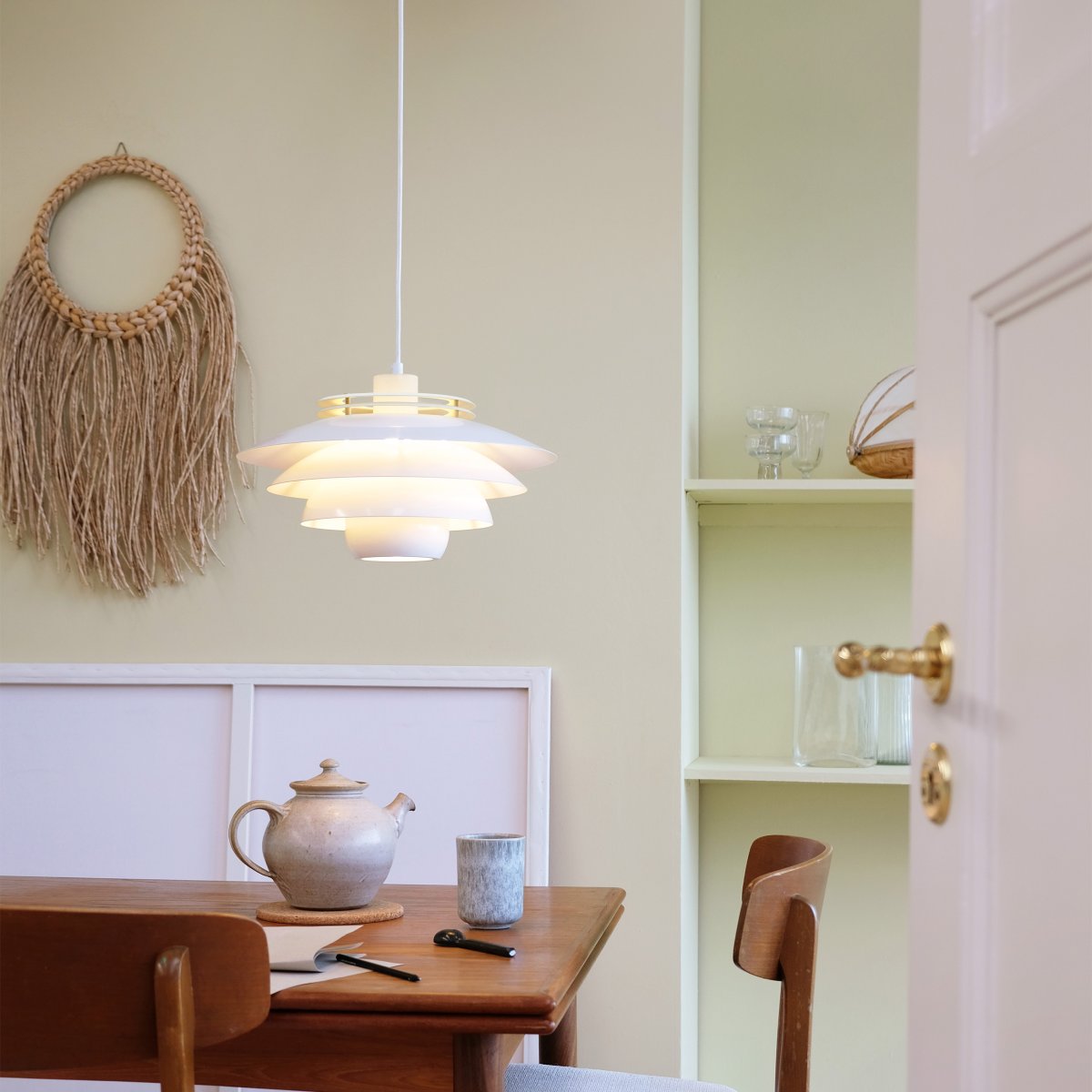 Ejka Ø38 Blanc suspension De Dyberg Larsen - La suspension Ejka est à la fois belle et fonctionnelle, émettant une lumière capable d'illuminer toute la pièce.