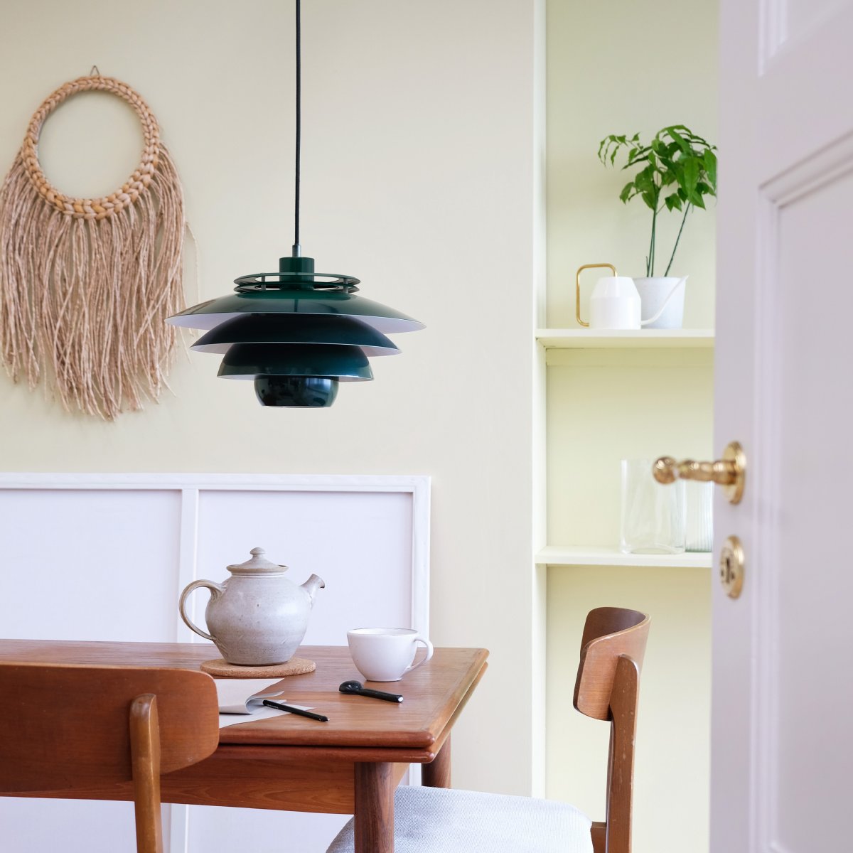 Ejka Ø38 Vert foncé suspension De Dyberg Larsen - La suspension Ejka est à la fois belle et fonctionnelle, émettant une lumière capable d'illuminer toute la pièce.