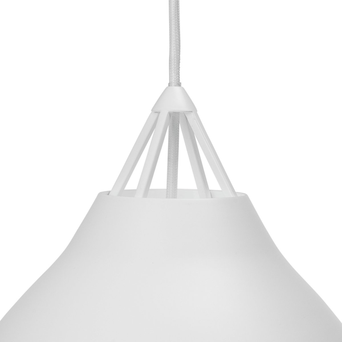 Pyra Ø23 Blanc suspension De Dyberg Larsen - Conçue par Frank Kerdil pour Dyberg Larsen, Pyra est une lampe qui améliore à la fois la qualité de la lumière et le style de votre maison.