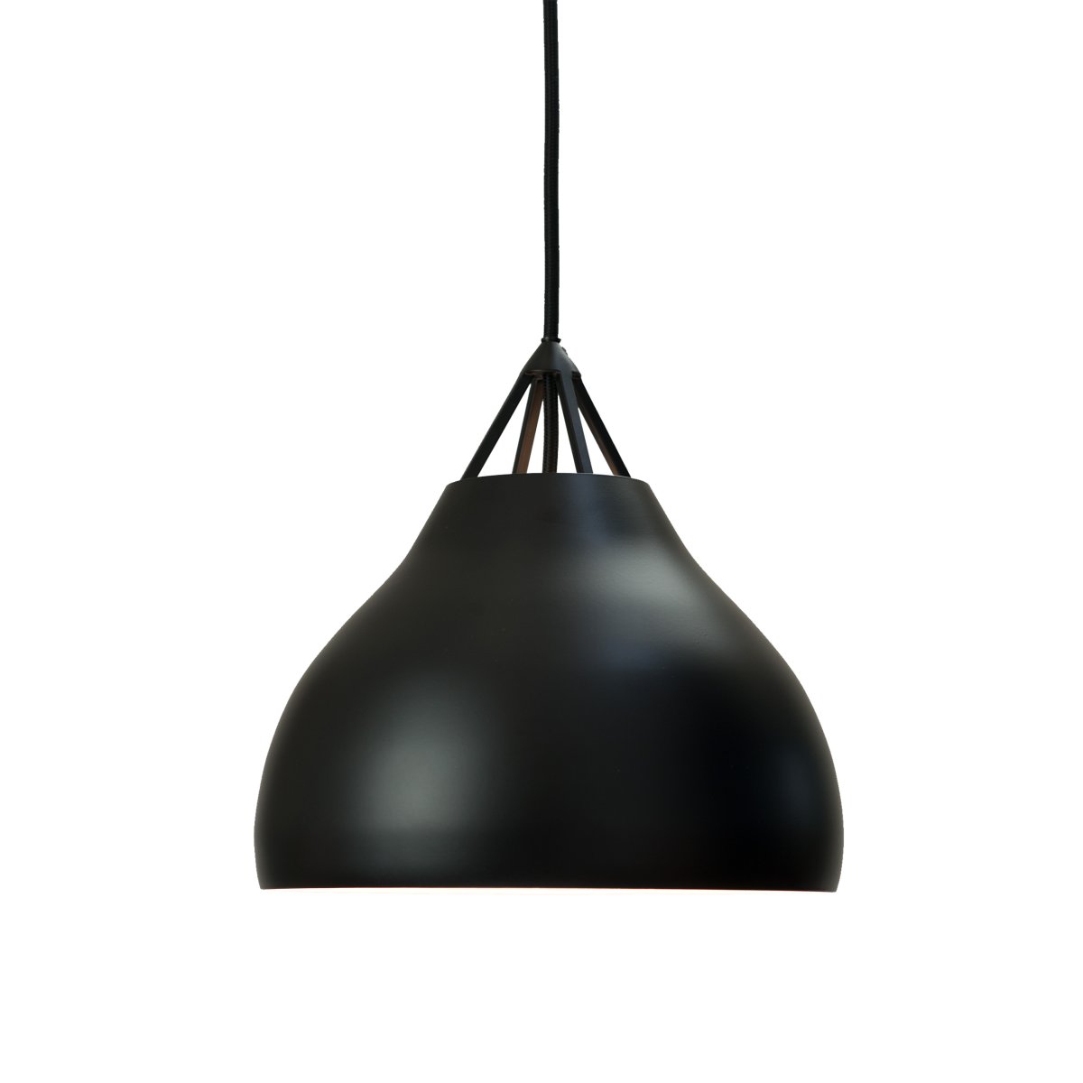 Pyra Ø23 Noir suspension De Dyberg Larsen - Conçue par Frank Kerdil pour Dyberg Larsen, Pyra est une lampe qui améliore à la fois la qualité de la lumière et le style de votre maison.