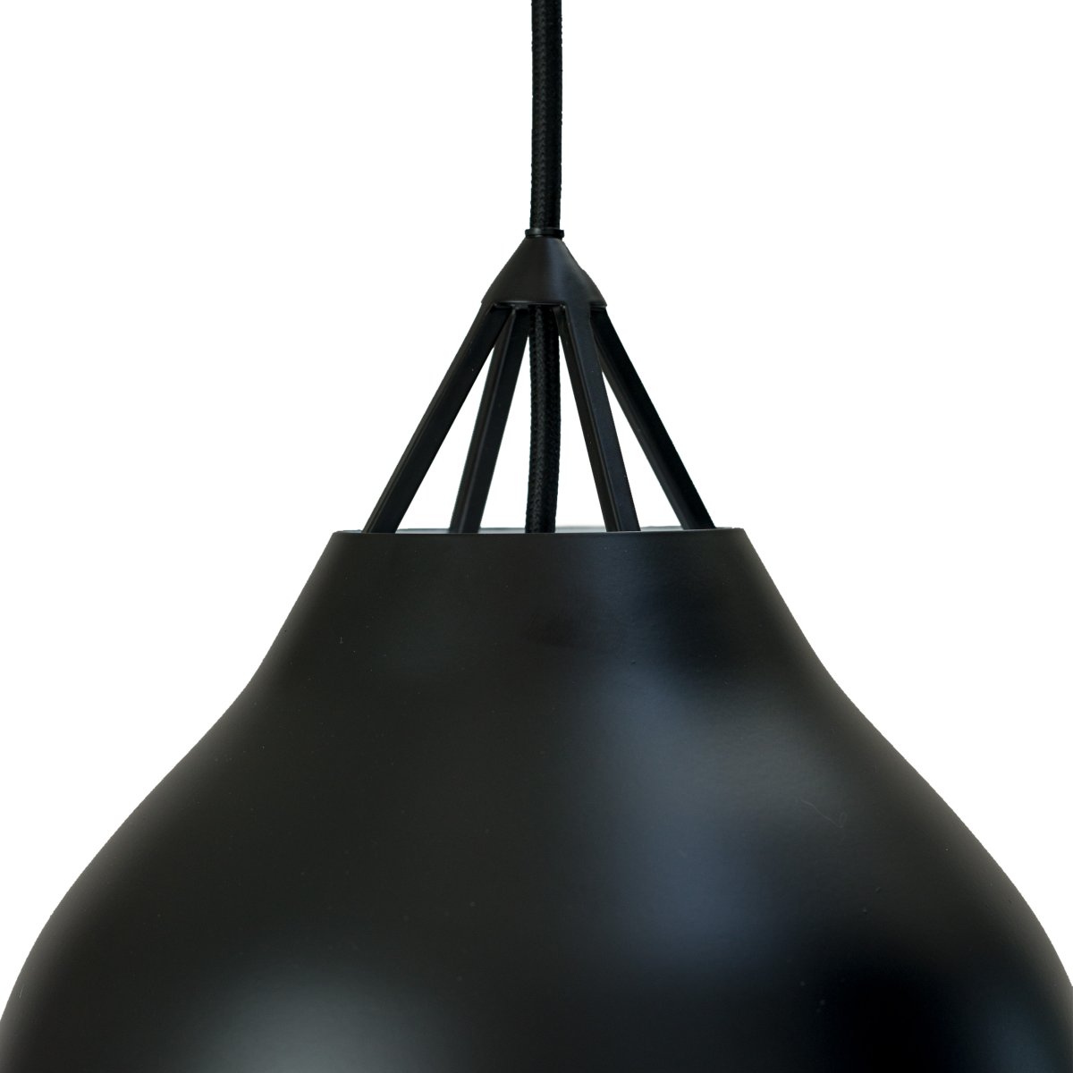 Pyra Ø23 Noir suspension De Dyberg Larsen - Conçue par Frank Kerdil pour Dyberg Larsen, Pyra est une lampe qui améliore à la fois la qualité de la lumière et le style de votre maison.