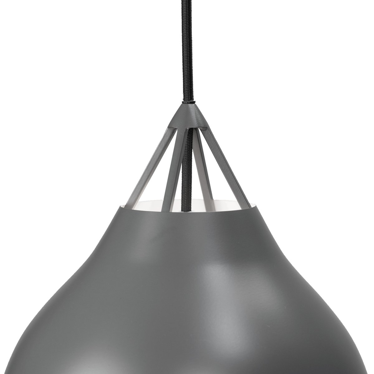 Pyra Ø23 Gris suspension De Dyberg Larsen - Allumé, il émet une belle lumière parfaite pour éclairer toute la pièce ou créer une ambiance cosy dans un coin du salon.