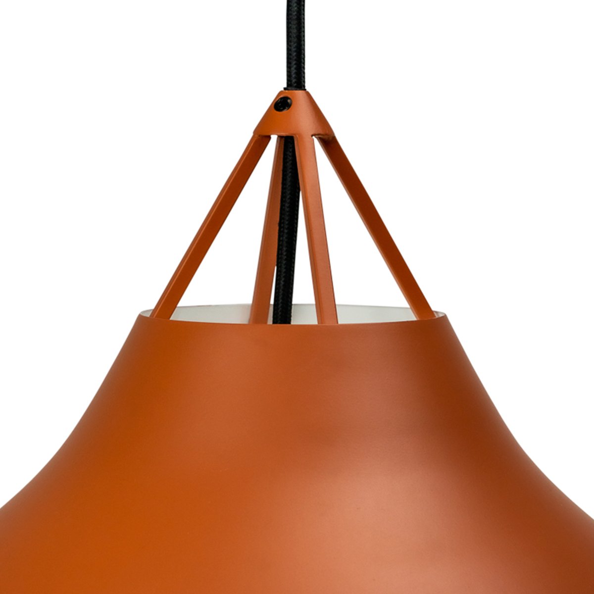 Pyra Ø30 Cognac suspension De Dyberg Larsen - Conçue par Frank Kerdil pour Dyberg Larsen, Pyra est une lampe qui améliore à la fois la qualité de la lumière et le style de votre maison.