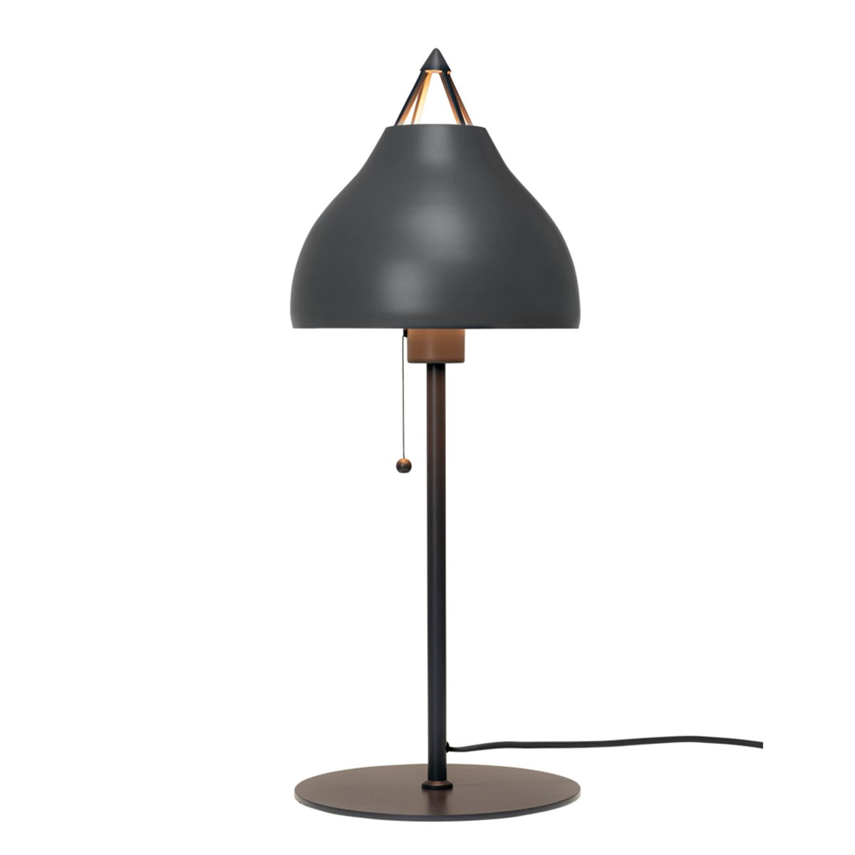 Pyra 60cm Gris lampe de table De Dyberg Larsen - Lampe de table Pyra dans un magnifique gris mat&aring; La couleur a un style classique et nordique avec un design large et élégant qui diffuse une lumière atmosphérique.