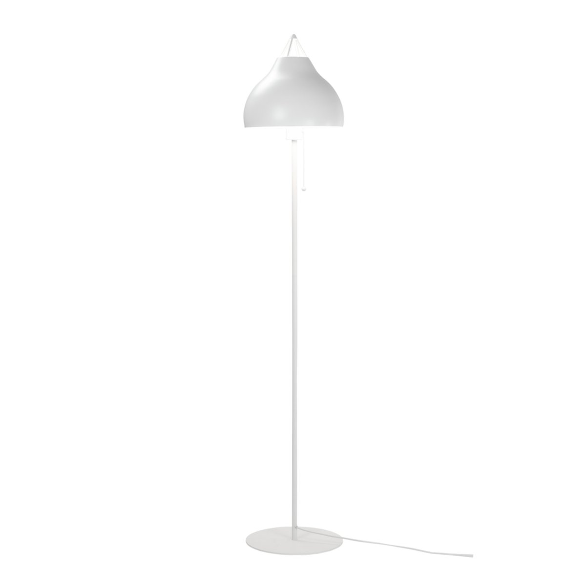 Pyra Blanc lampadaire De Dyberg Larsen - Le lampadaire Pyra en beau blanc mat a un design nordique classique avec une forme large et élégante qui diffuse une lumière douce et atmosphérique.