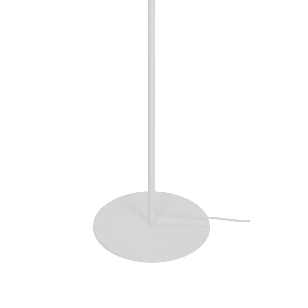 Pyra Blanc lampadaire De Dyberg Larsen - Le lampadaire Pyra en beau blanc mat a un design nordique classique avec une forme large et élégante qui diffuse une lumière douce et atmosphérique.